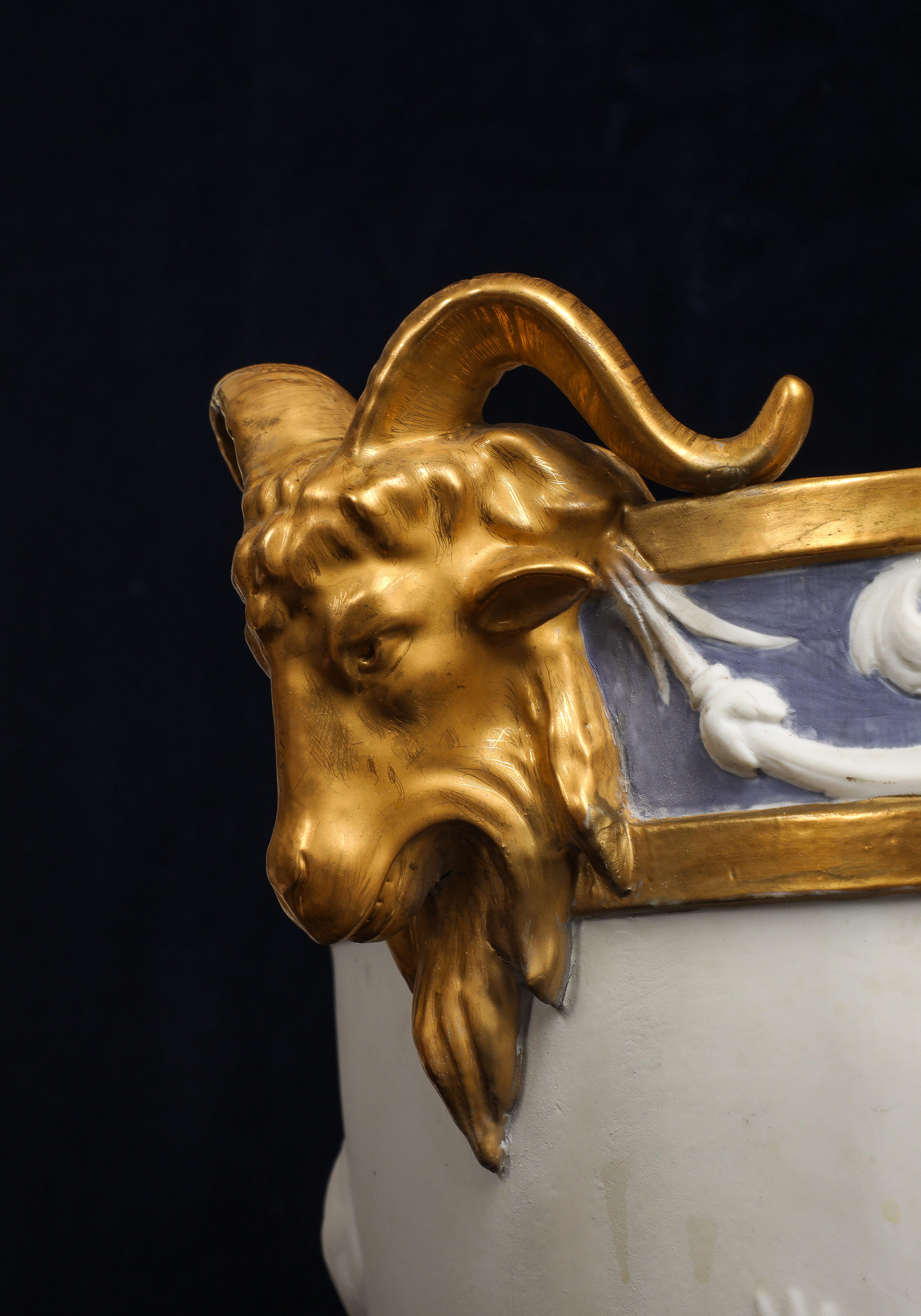Centre de table en porcelaine biscuit de Sèvres décorée de putti avec anse en tête de bélier dorée en vente 1