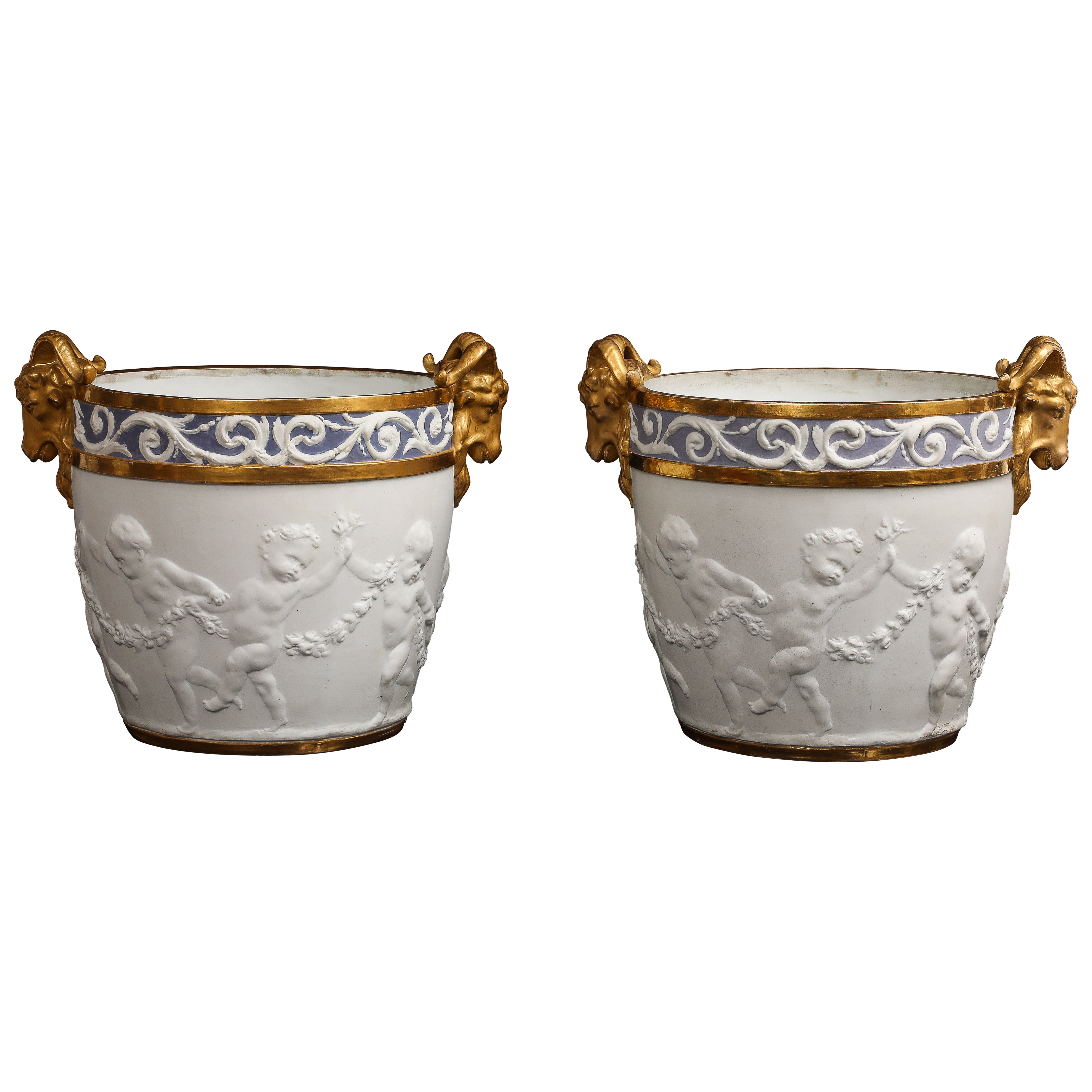 Centre de table en porcelaine biscuit de Sèvres décorée de putti avec anse en tête de bélier dorée en vente