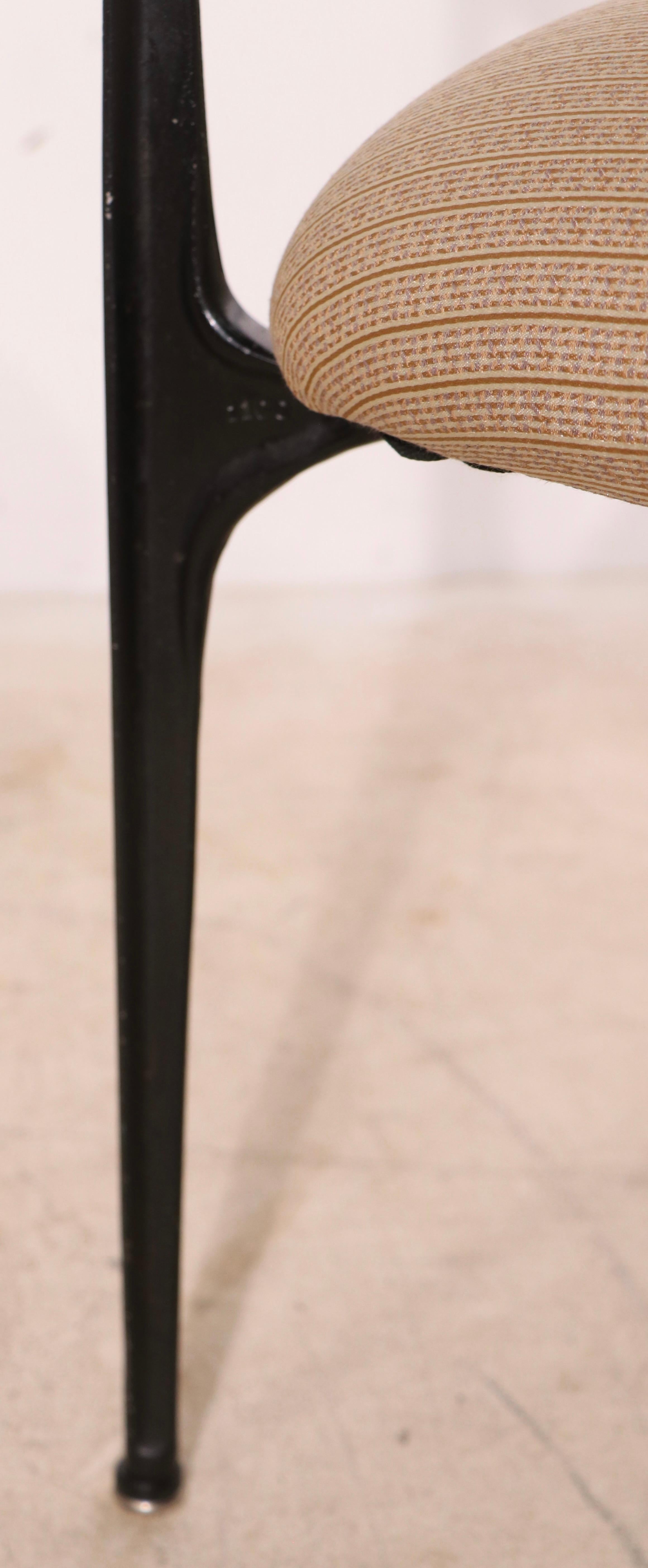 Paire d'élégantes chaises gazelles de café attribuées à Shelby Williams. Les chaises ont des pieds en aluminium sculpté, et des supports de dossier avec des dossiers et des sièges rembourrés. Les deux sont en bon état d'origine, propres et prêts à