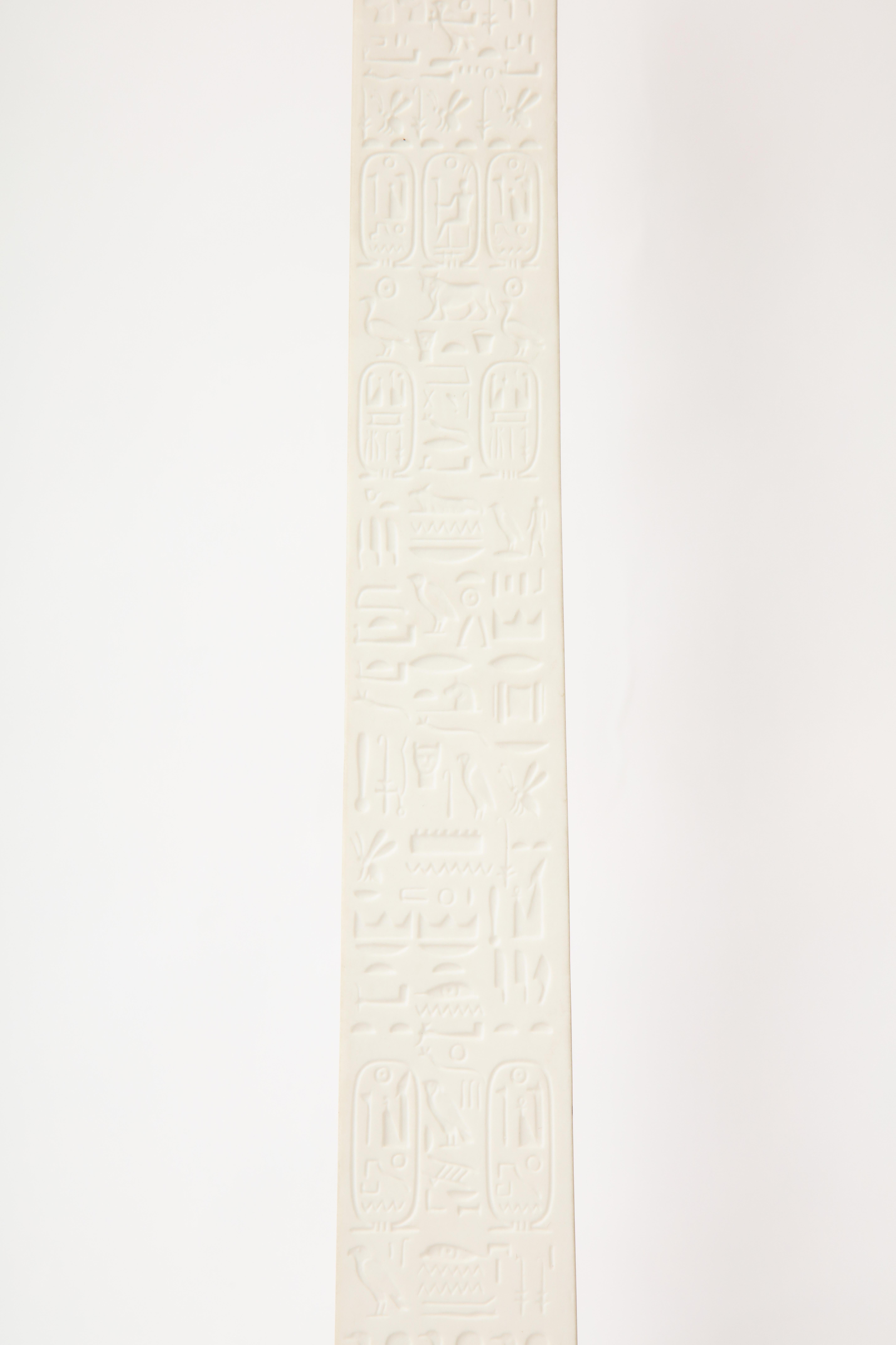Pr. Ägyptische Obelisken aus Sevres-Porzellan, patiniert und vergoldeter Bronze, signiert im Angebot 3