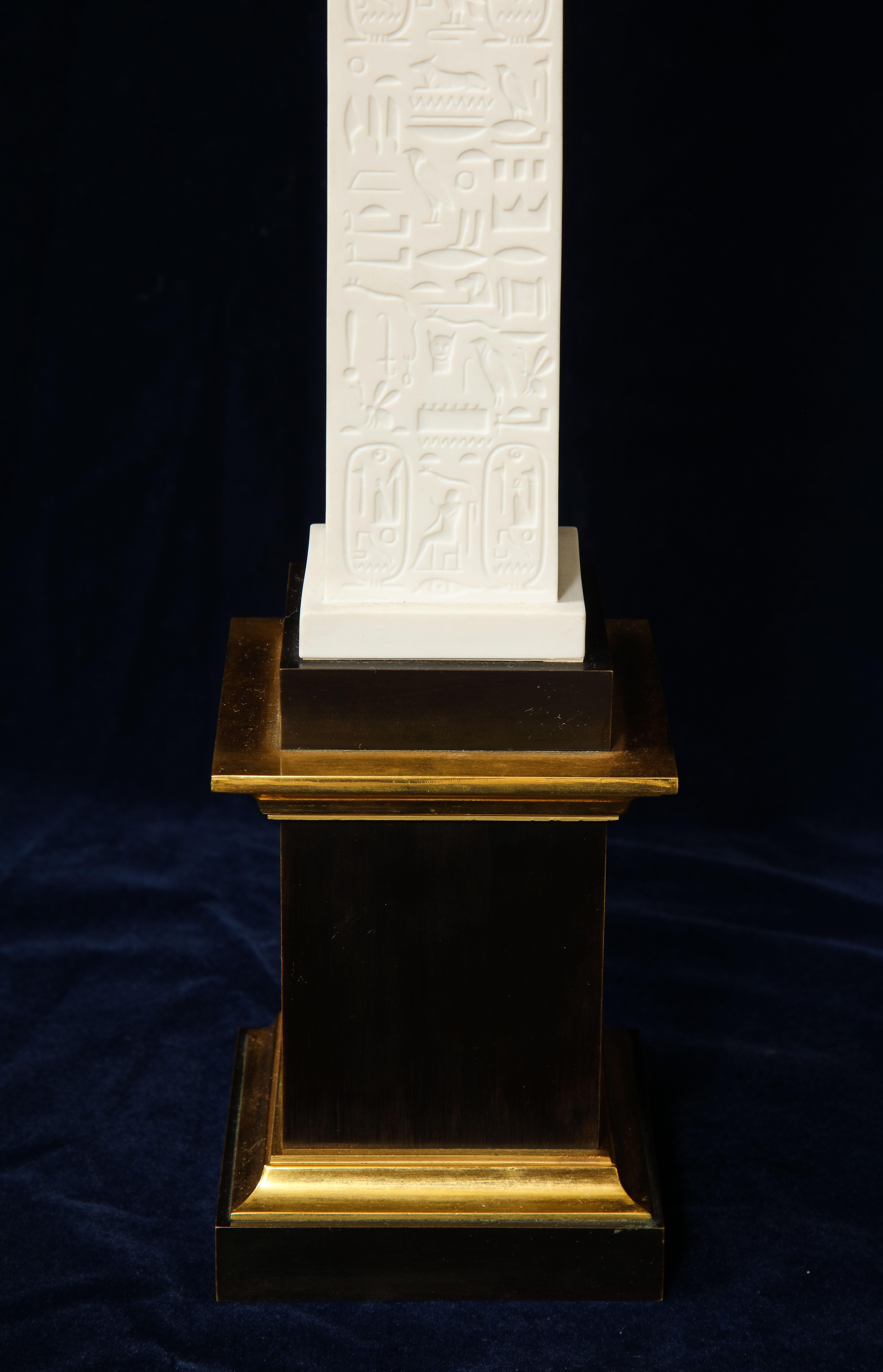 Pr. Ägyptische Obelisken aus Sevres-Porzellan, patiniert und vergoldeter Bronze, signiert im Angebot 6