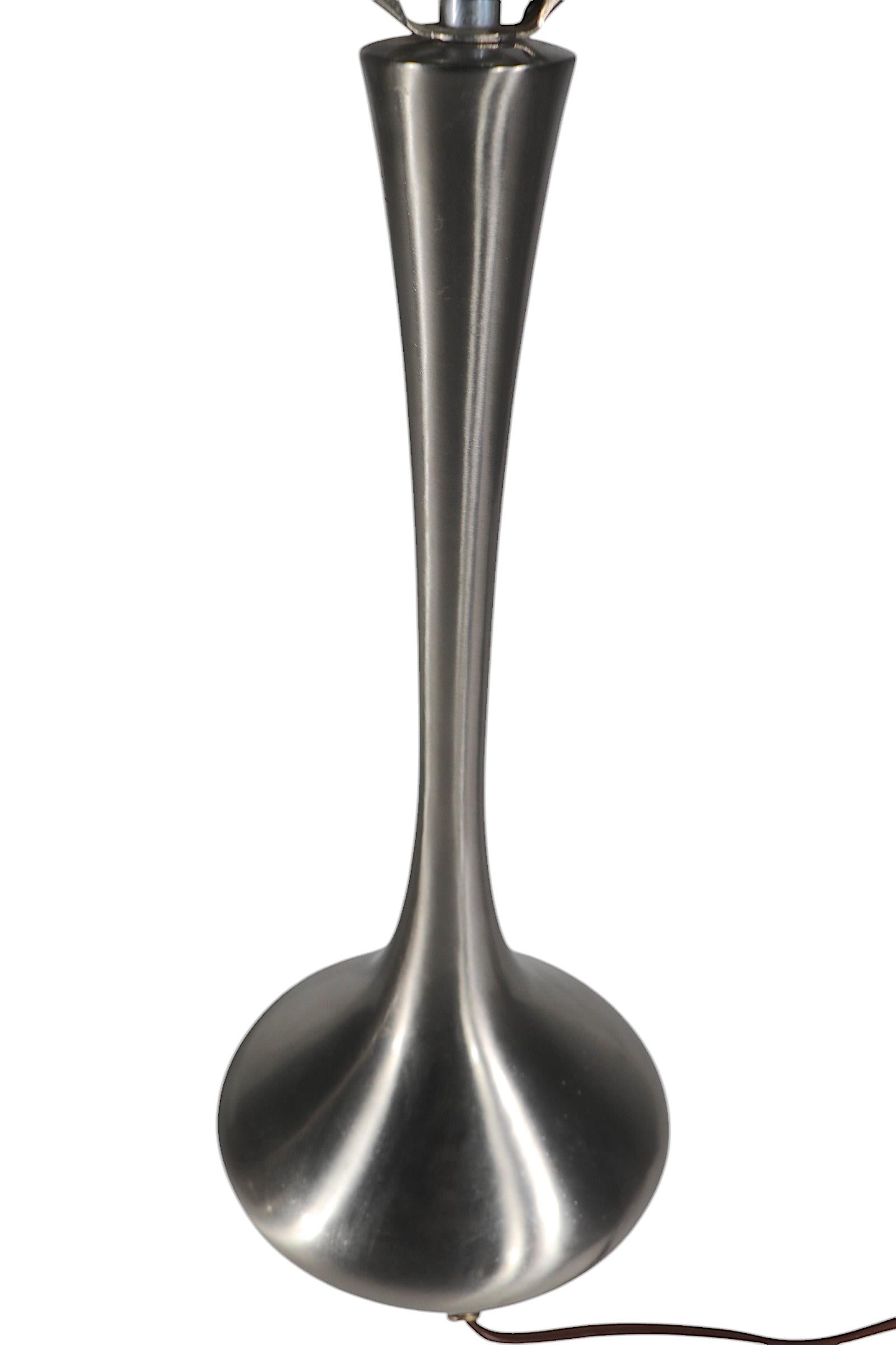 Außergewöhnliches Paar von Bill Curry entworfene Teardrop, Tulip  form Tischlampen in originaler Stahlausführung. CIRCA 1970er Jahre, hergestellt von der Laurel Lamp Manufacturing Co. Inc. inklusive Schattierungen, aber  möglicherweise nicht
