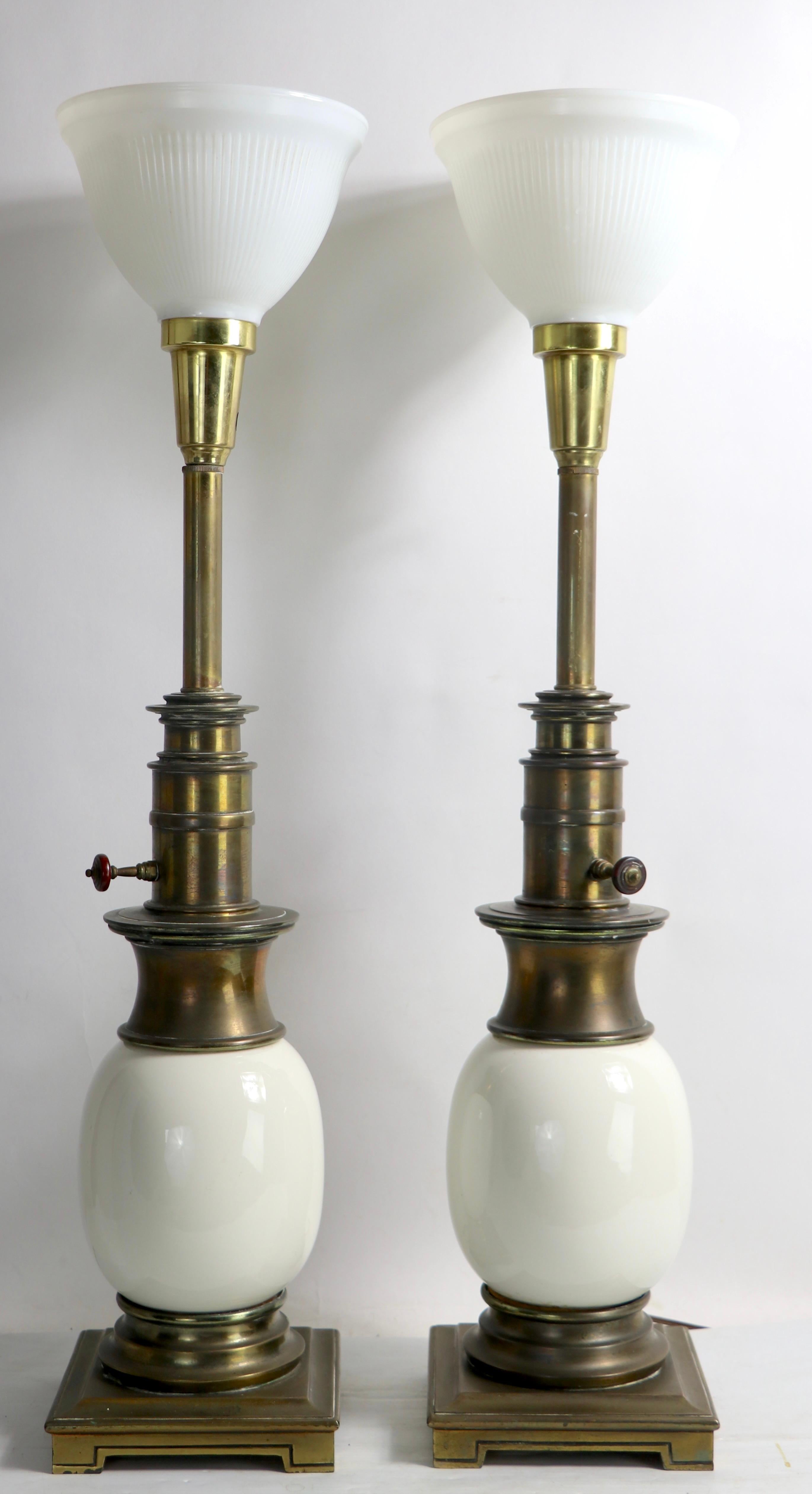 Lampes de table élégantes et impressionnantes en forme d'œuf d'autruche du célèbre fabricant américain Stiffel. Les lampes sont toutes deux en excellent état, propres et fonctionnelles, et les abat-jours à diffuseur d'origine en verre de lait sont