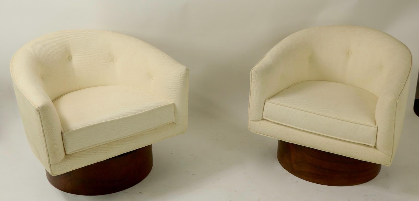 Pair of Swivel Chairs by Baughman for Thayer Coggin 2