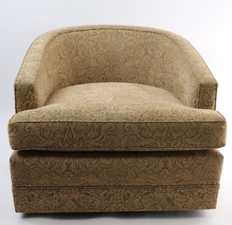 Pair of Swivel Tub Chairs in Chenille Damask In Good Condition In New York, NY
