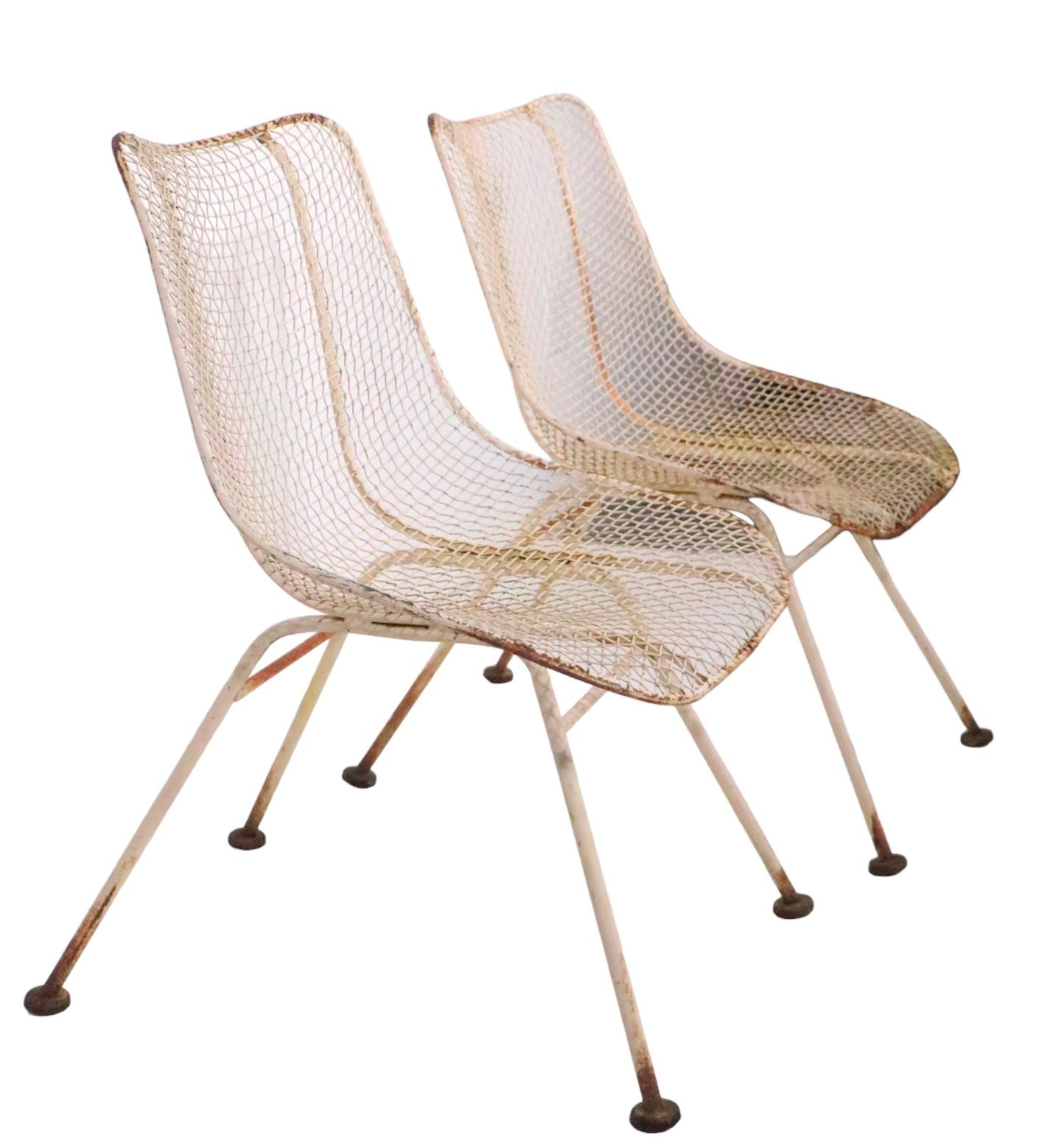 Paire de chaises d'appoint ou de salle à manger Sculptura, conçues par Russell Woodard, fabriquées par  The Woodard Furniture Company, vers les années 1950. Les deux chaises sont structurellement saines et robustes, elles présentent toutes deux une