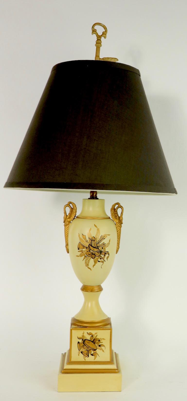 Paire de lampes de table de style néo-empire français décorées à la tôle par Tyndale en vente 3