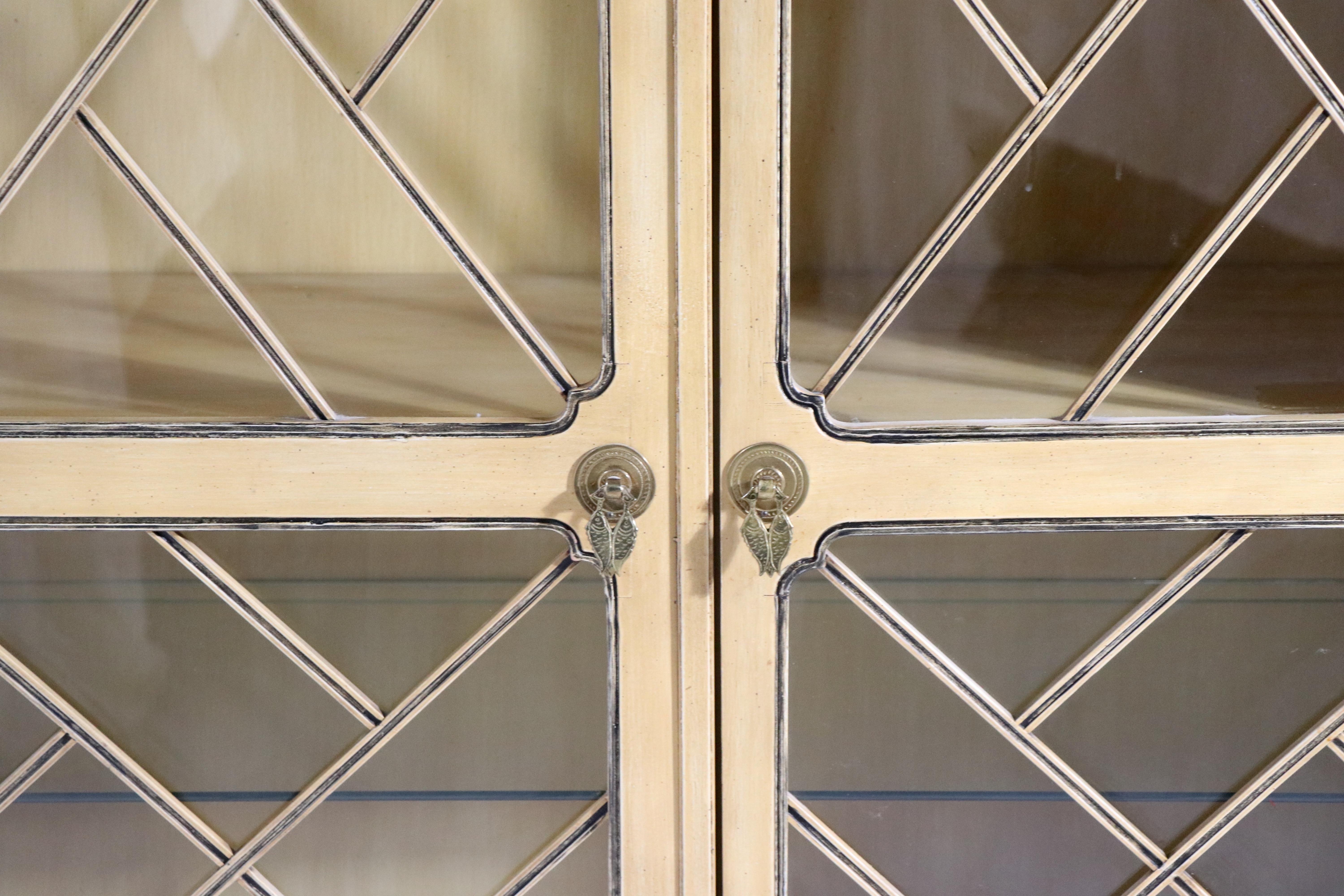 Pr Tomlinson Chinoiserie Chinese Chippendale Pagoda Vitrine Cabinets In Good Condition In New York, NY