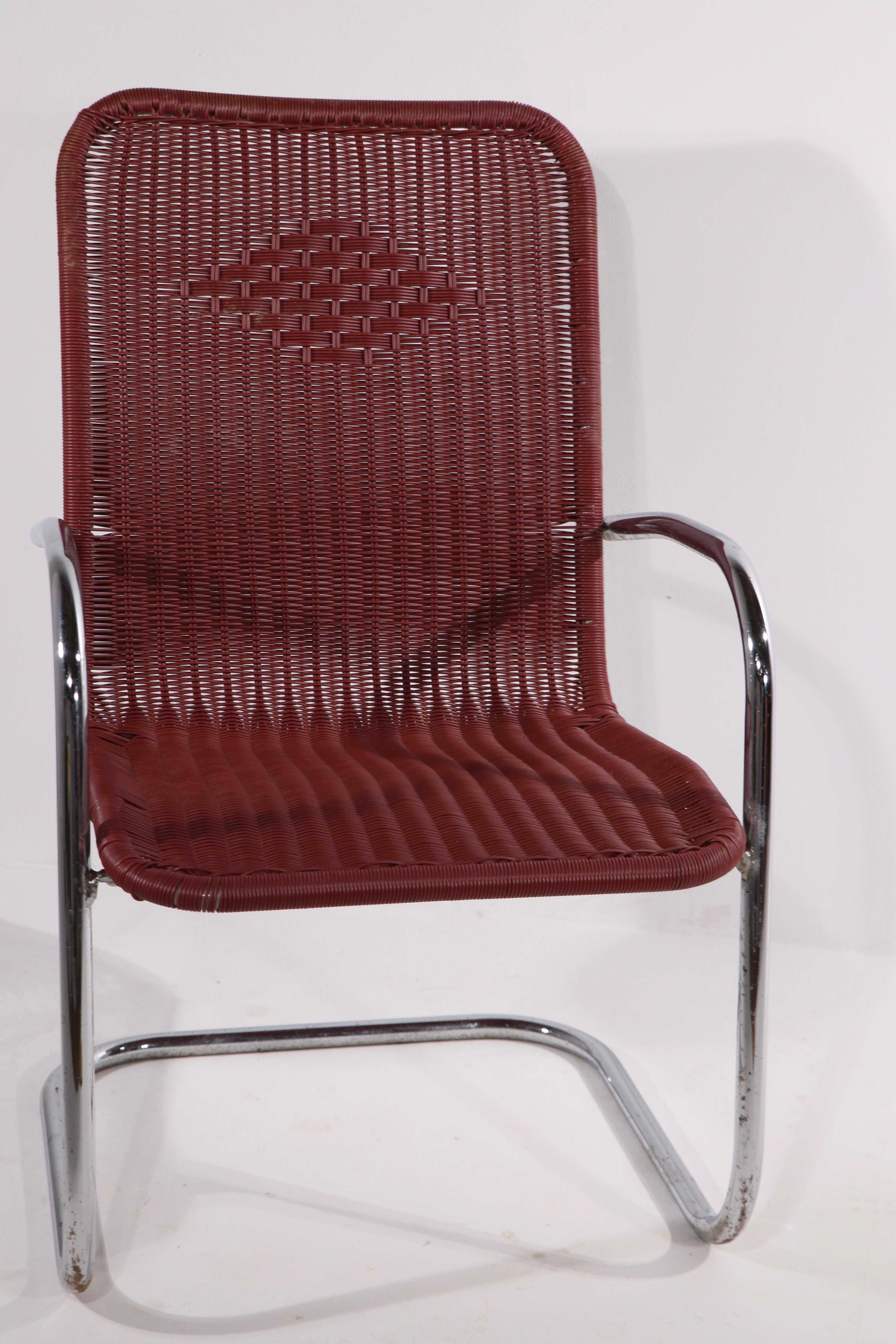 Mid-Century Modern Paire de chaises de salon en porte-à-faux en plastique tissé et avec un cadre tubulaire chromé en vente