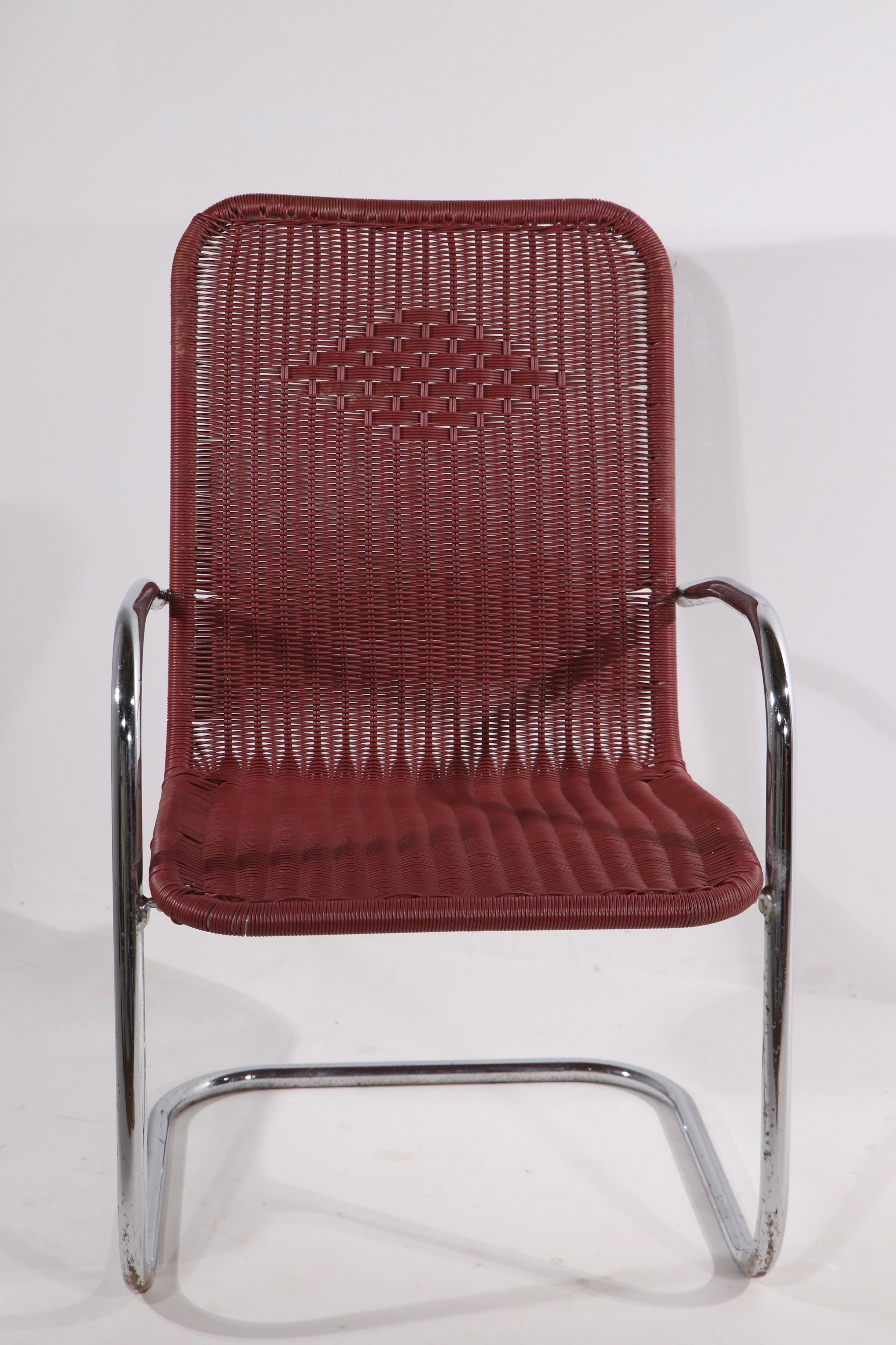 Américain Paire de chaises de salon en porte-à-faux en plastique tissé et avec un cadre tubulaire chromé en vente