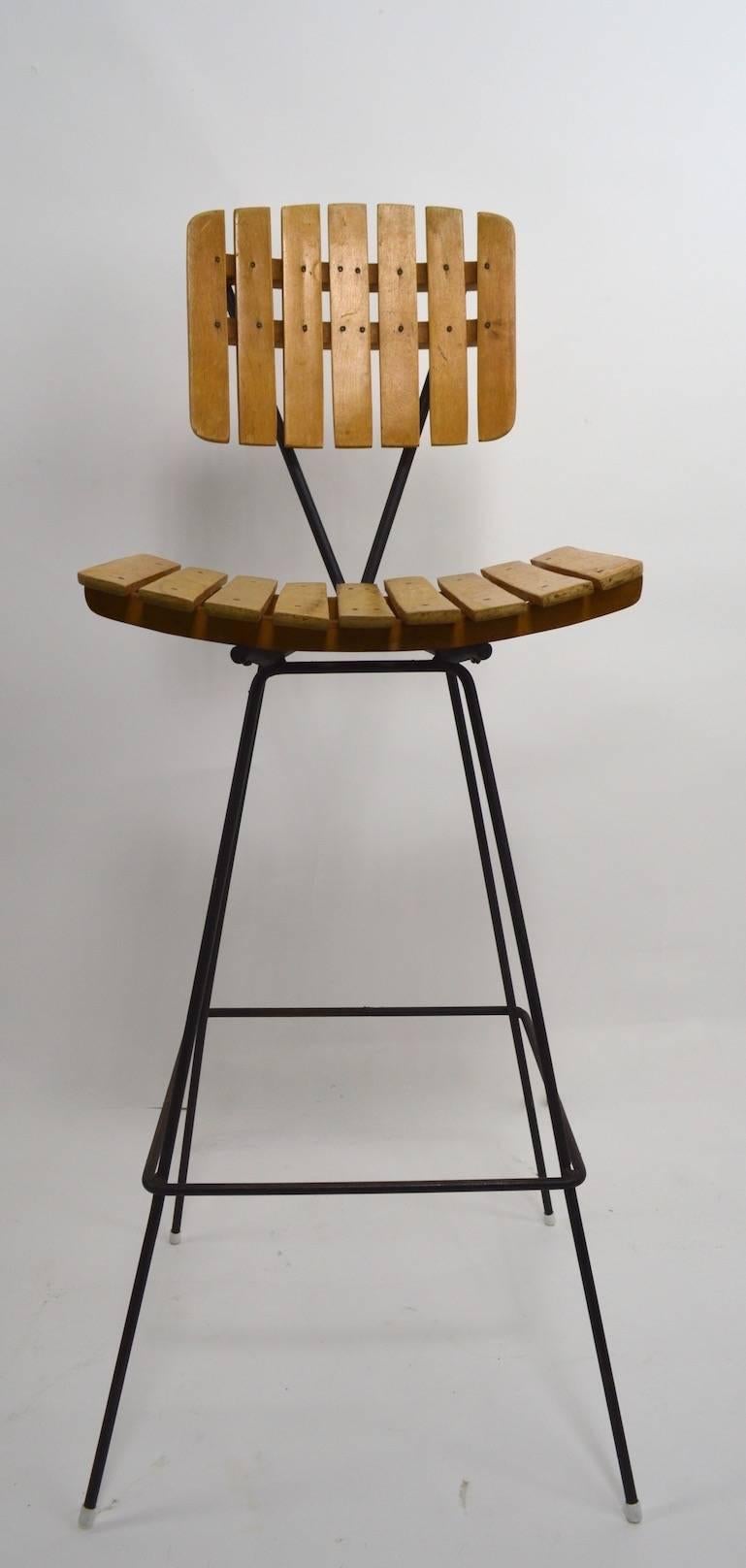 Paire de tabourets conçus par Arthur Umanoff pour Raymor, en bon état d'origine. Les deux montrent une certaine usure cosmétique à la finition, normale et cohérente avec l'âge, mesure le siège H 28 pouces.
