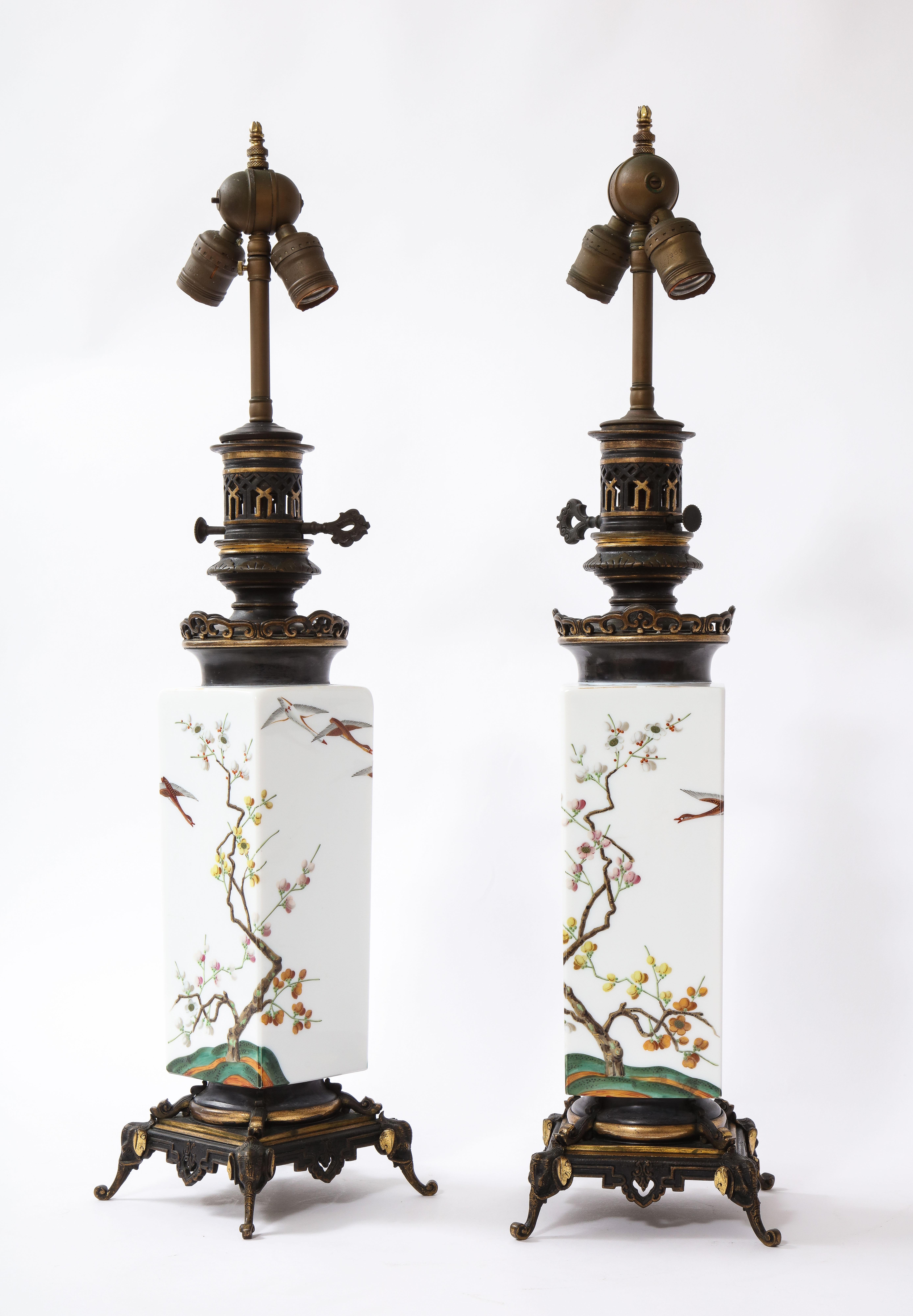 Coppia di lampade rettangolari in cristallo opalino bianco dorato e patinato di Antique French Baccarat con decorazione a smalto.  Questa coppia di antiche lampade French Baccarat presenta corpi rettangolari realizzati in cristallo opalino bianco,