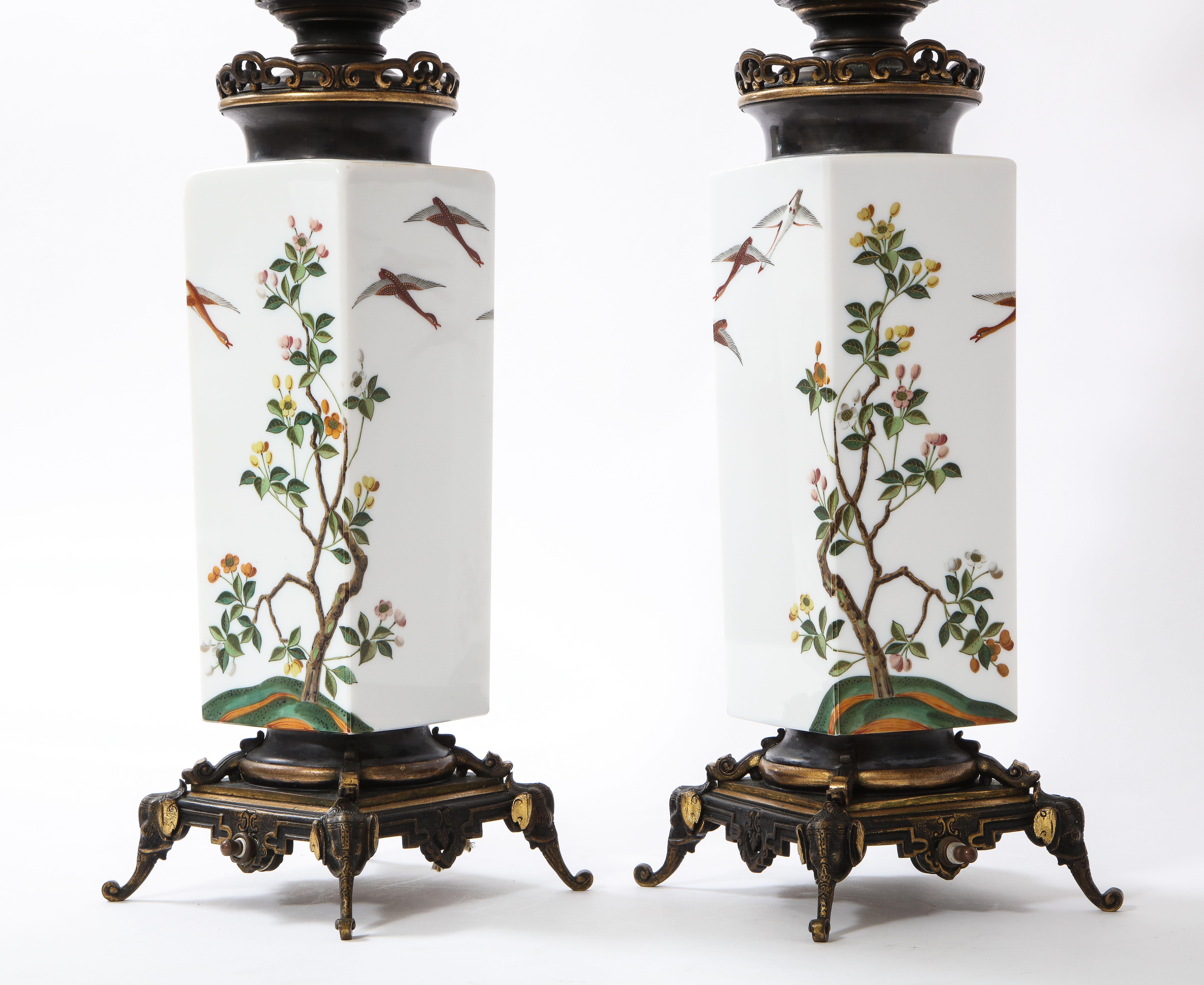 Dorato Pr. Insolita lampada francese French Opaline e bronzo con base a elefante in vendita