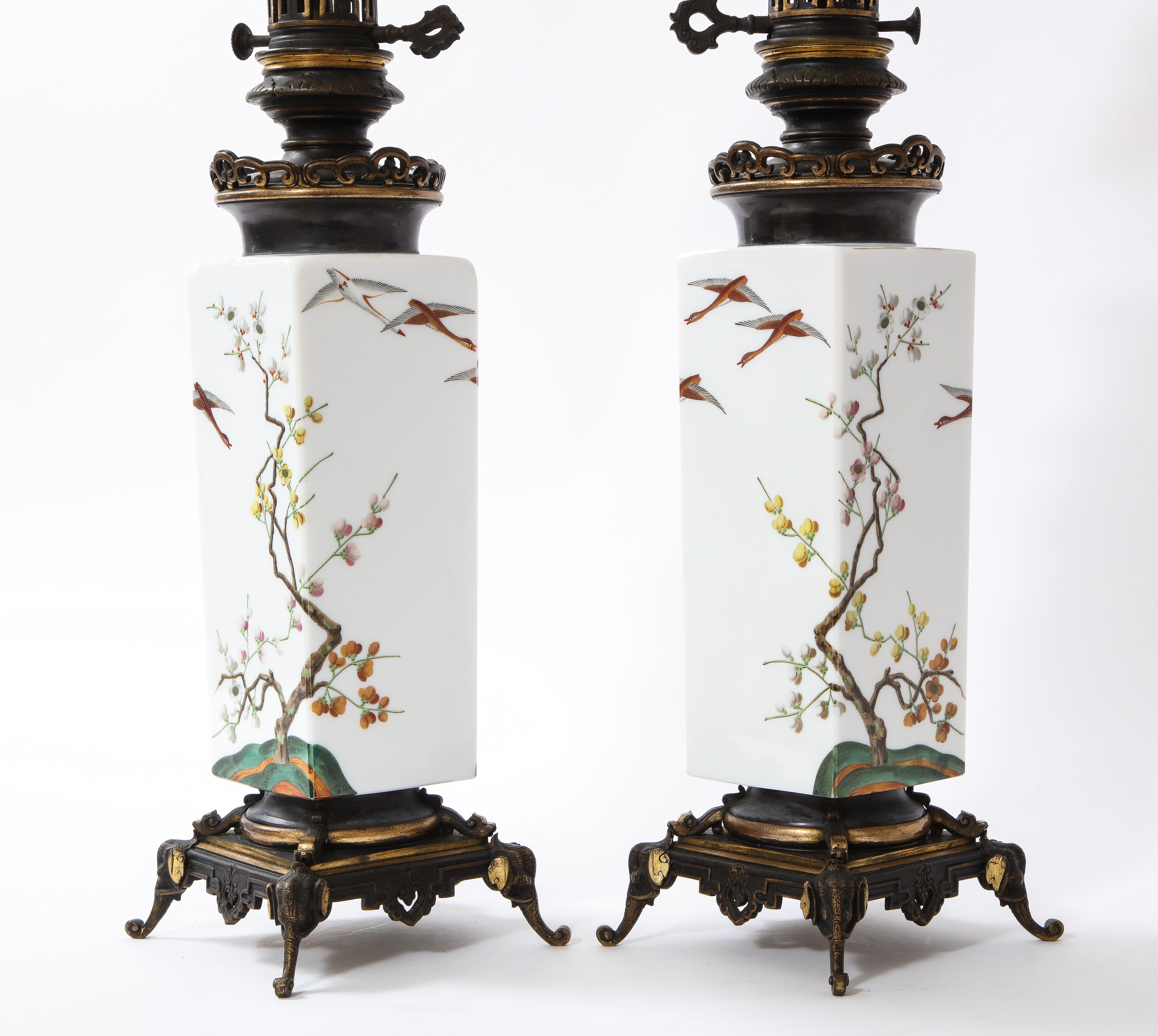 Fine XIX secolo Pr. Insolita lampada francese French Opaline e bronzo con base a elefante in vendita