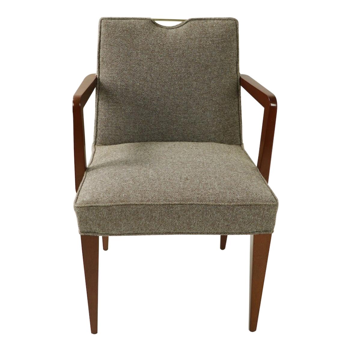 Merveilleuse paire de chaises de salle à manger conçue par Edward Wormley pour Dunbar (modèle 4710A). Ces chaises ont été récemment restaurées, refinies et retapissées, et sont en excellent état, prêtes à être utilisées. Des exemples difficiles à