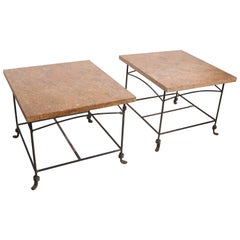 Paire Tables d'extrémité de jardin en fer forgé avec plateau en granit poli