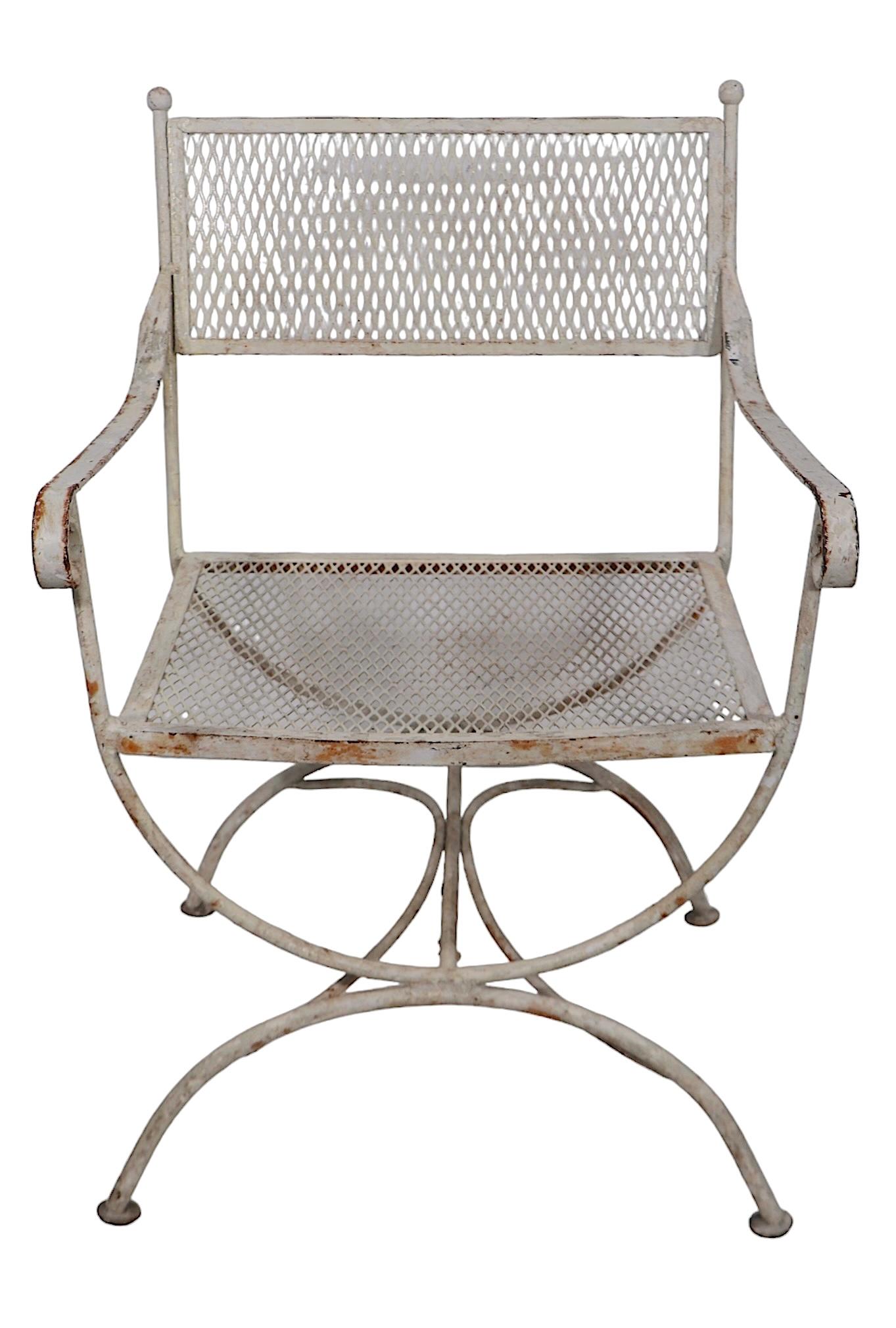 Paire de fauteuils de style régence hollywoodienne, néoclassique et art déco. Les chaises sont dotées d'une lourde armature en fer forgé et d'un dossier et d'une assise en maille métallique. Exécutés dans le style de Salterini, Woodard, Leinfelder