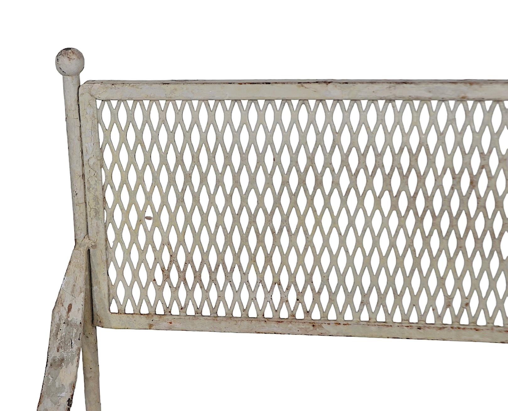 Pr.  Chaises de jardin de style Hollywood Regency néoclassiques en fer forgé Bon état - En vente à New York, NY