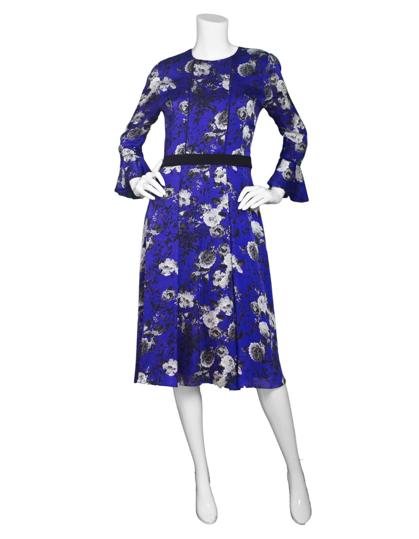 Prabal Gurung Blue Silk Floral Dress Sz 6

Features ruffle trim at sleeves

Made In: USA
Color: Blue, black, grey
Composition: 100% silk
Lining: Black lining
Overall Condition: Excellent pre-owned condition
Marked Size: US 6

Bust: 33