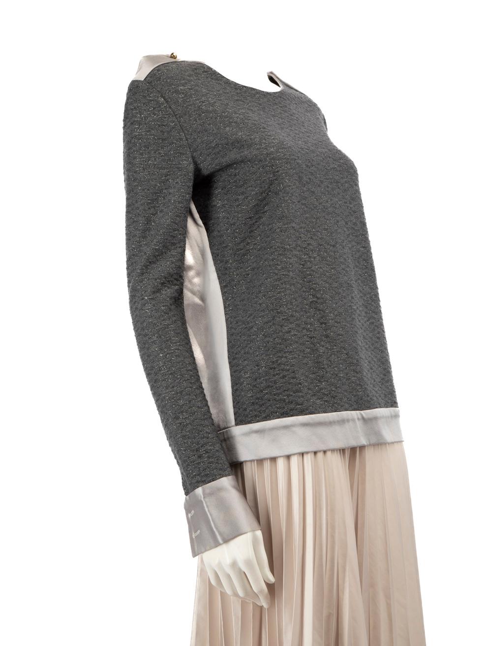 L'ÉTAT est très bon. L'usure du dessus est minime. Légère décoloration aux deux aisselles. L'étiquette de taille et de composition est manquante sur cet article de revente Prabal Gurungdesigner d'occasion.
 Détails
 Gris
 Synthétique
 Top
 Manches