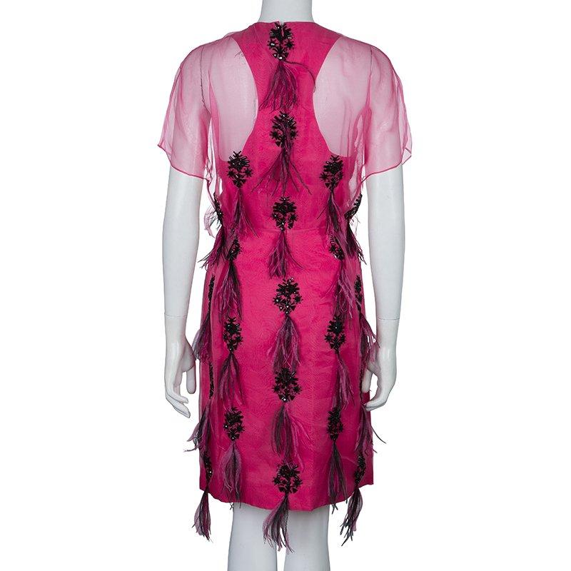 Prabal Gurung offers an impressive dress to anchor your choice in looks. Styled with the exalted silk, the bead, stone and feather embellishments add to the ‘best-part’ list of the dress. The round neck and short sleeves complete the