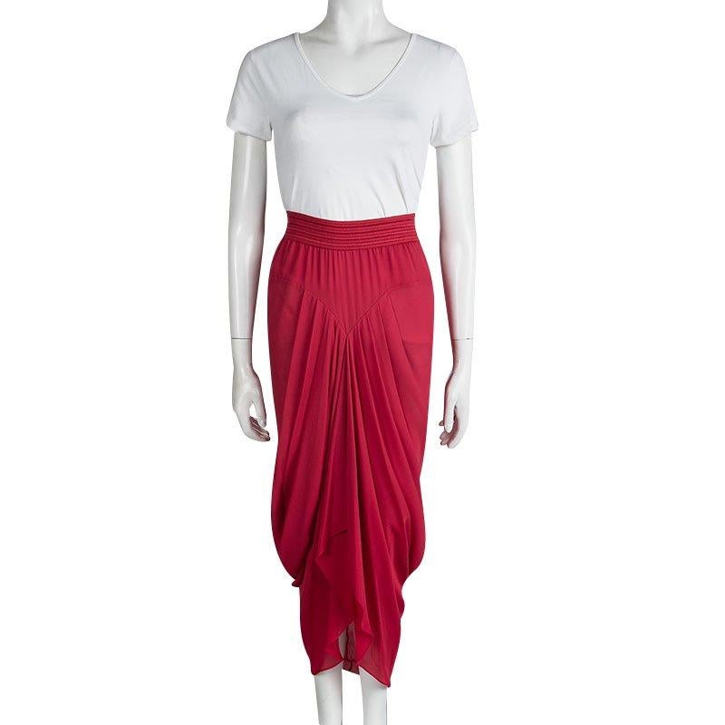 Nepali designer Prabal Gurung’s creations embody modern luxury and a strong sense of feminism. Made from 100% silk, this long silhouette features a draped front for a voluminous look. It is fashioned with a wide elasticized band for a snug