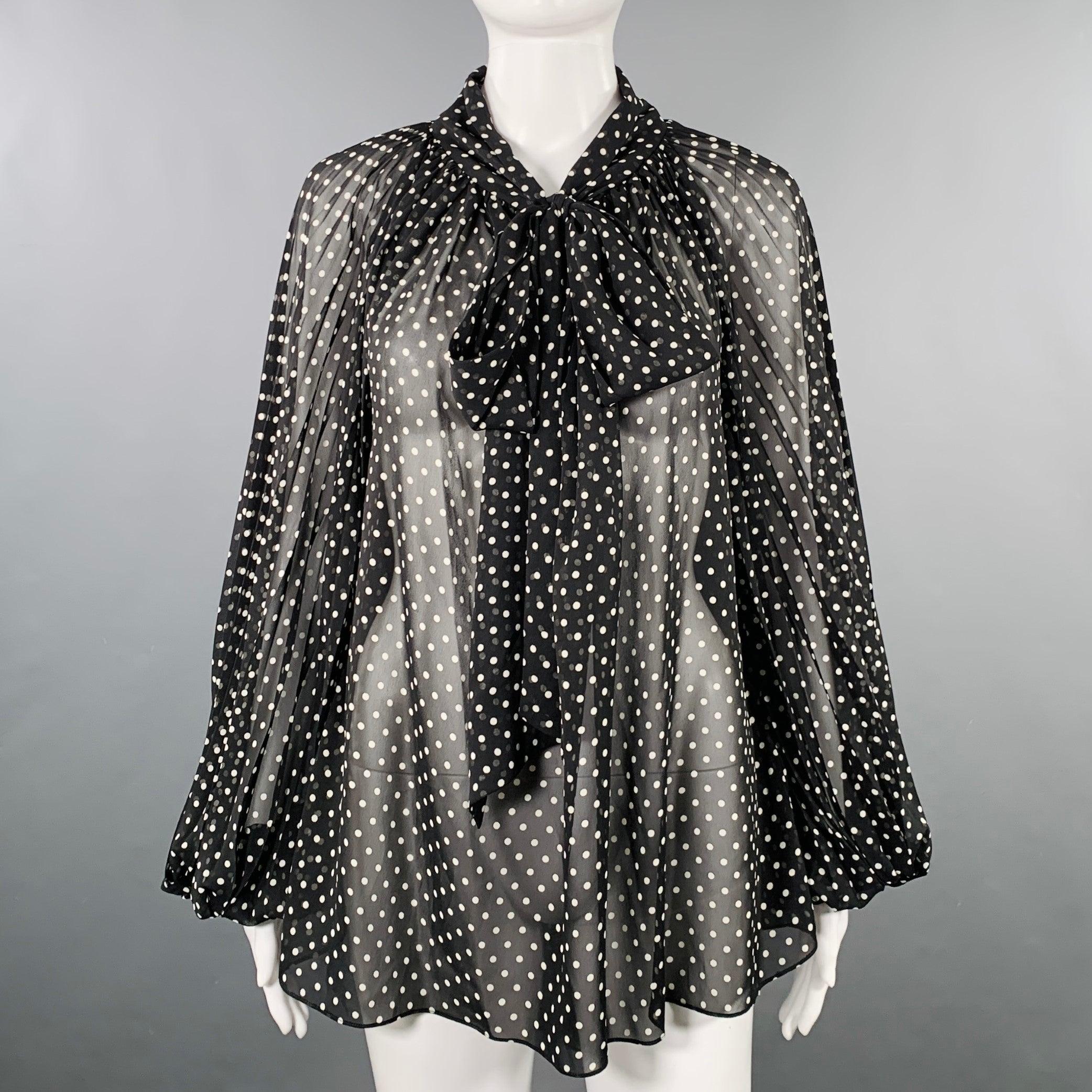 Camicetta Prabal Gurung
in poliestere velato bianco e nero con motivo a pois, maniche a palloncino a pieghe oversize e chiusura con laccetto. Made in USA.Nuovo con etichette. 

Contrassegnato:   2 

Misure: 
 
Spalla: 9,25 pollici Busto: 44 pollici