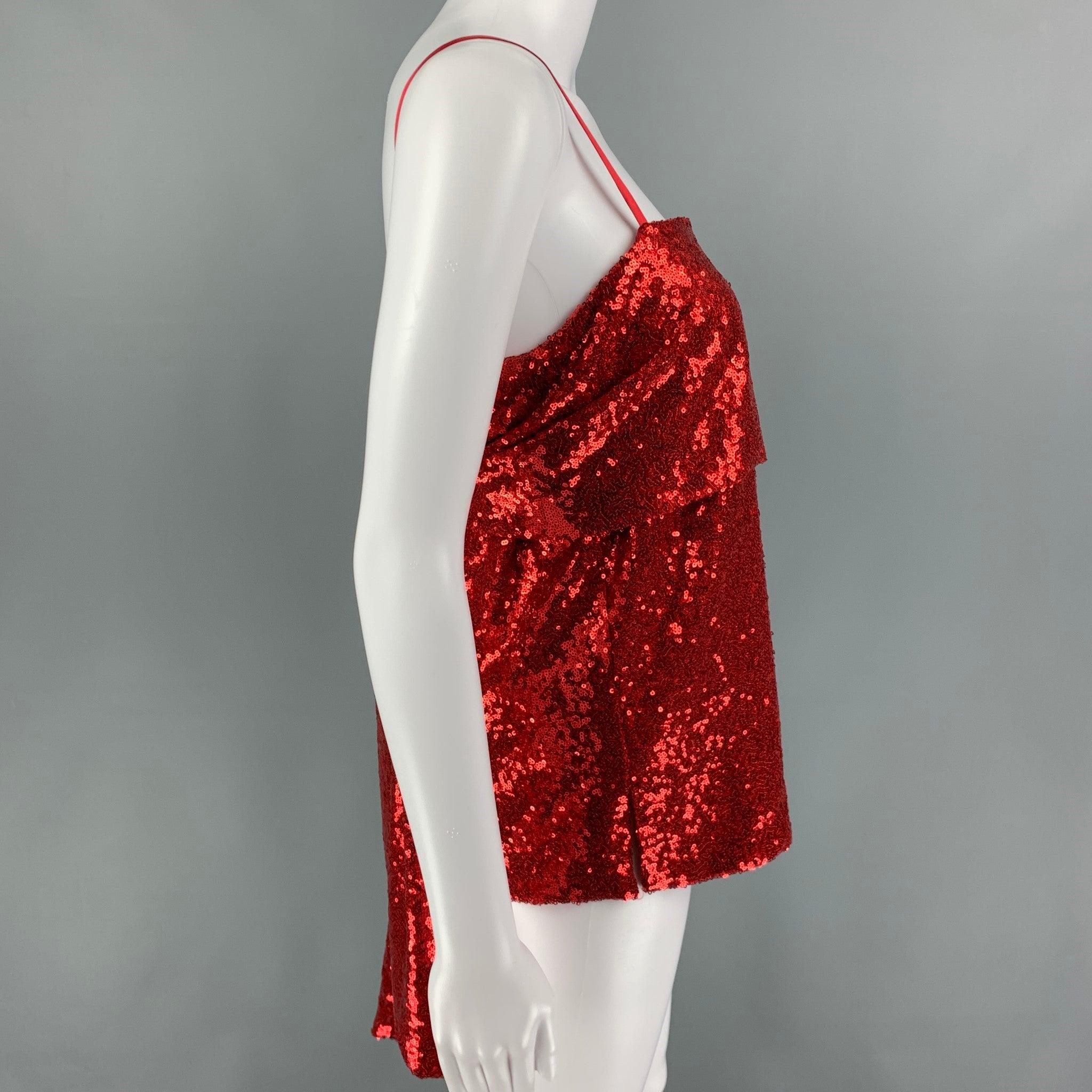 La parte superior del vestido PRABAL GURUNG se presenta en poliéster rojo con lentejuelas, con un diseño de tirantes largos drapeados, aberturas laterales y tirantes finos. Nuevo con etiquetas. 

Marcado:  2 

Medidas: 
 Busto: 34 pulgadas Largo: 15