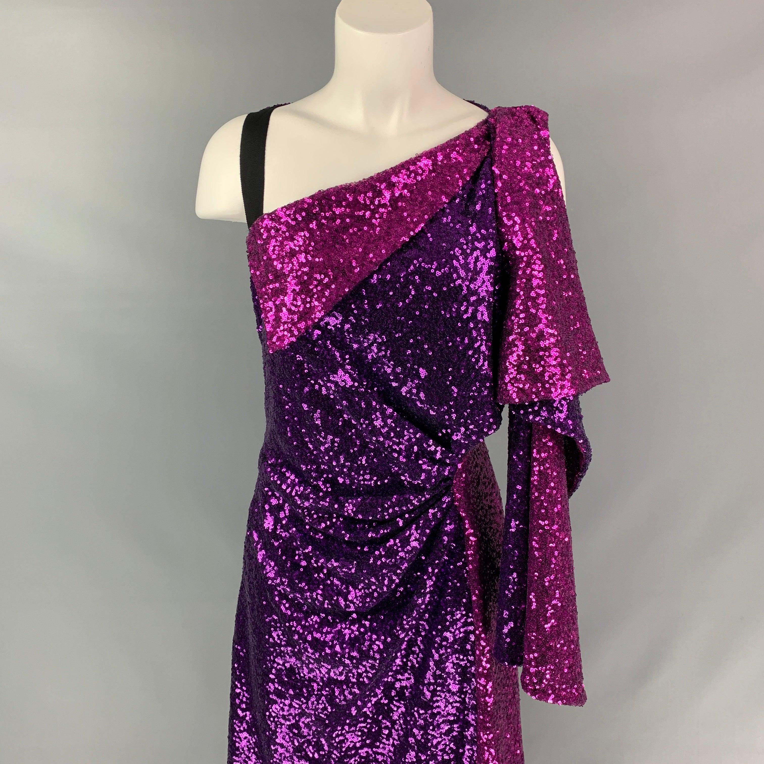 La robe PRABAL GURUNG est présentée dans un polyester pailleté violet et fuchsia et présente un style à une épaule, un design drapé, une fente sur le devant, une sangle élastique et une fermeture à glissière sur le côté. Fabriqué aux