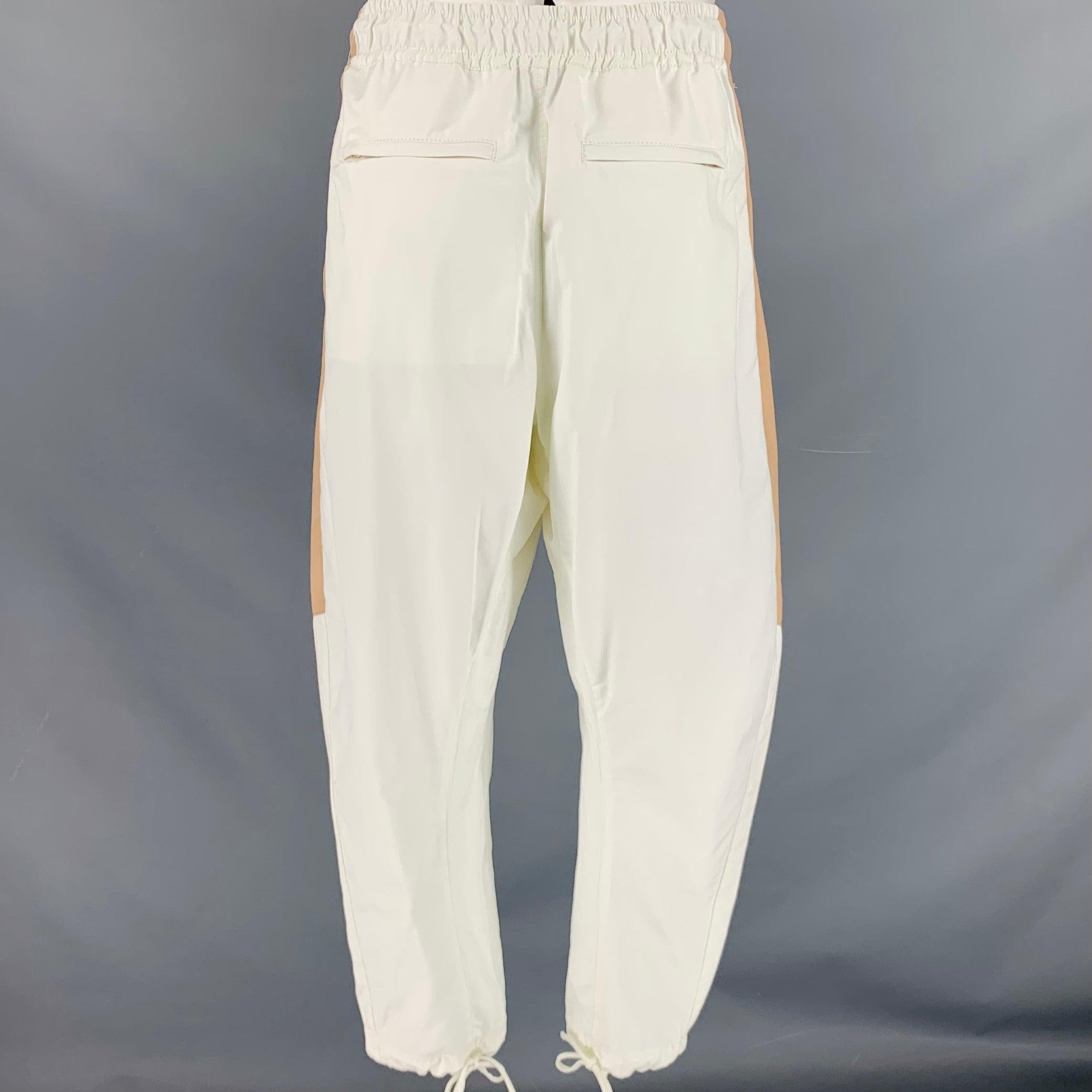 PRABAL GURUNG Freizeithose
aus weißem und beigem Baumwollmischgewebe mit übergroßem, tiefem Schritt, neutralem Farbblockdesign und Reißverschluss mit Kordelzug. Made in USA. sehr guter gebrauchter Zustand. Mäßige Spuren, so wie sie sind. 

Markiert: