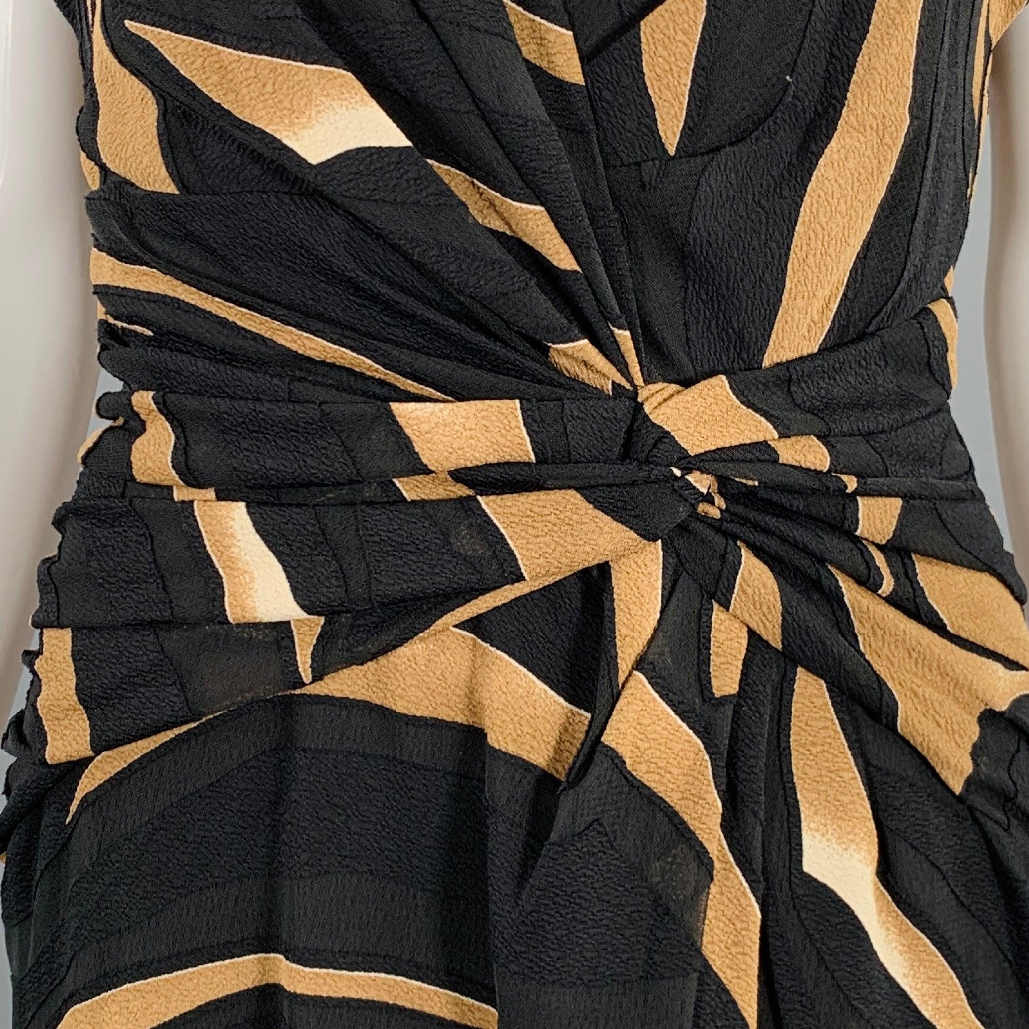 PRABAL GURUNG Kleid
in einem
Schwarz-weißes Viskosemischgewebe mit abstraktem Streifenprint, Faux-Wrap-Stil mit Twist-Detail in der Mitte und Reißverschluss hinten. Neu mit Tags. 

Markiert:   8 

Abmessungen: 
 
Schultern: 15,5 Zoll Büste: 35 Zoll