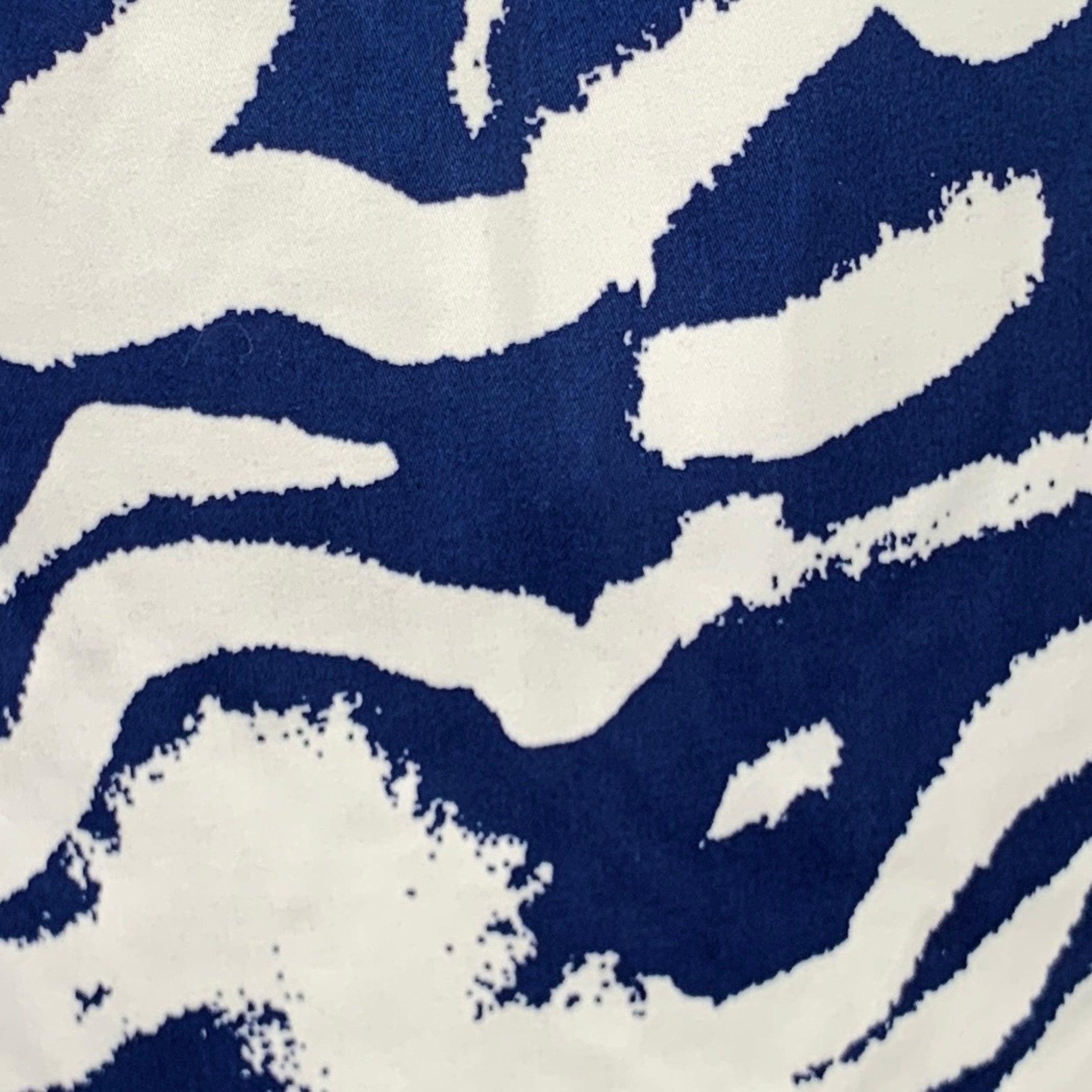 Pantaloncini Prabal Gurung
in tessuto blu e bianco con stampa grafica a linee ondulate, stile bermuda ed elastico in vita con coulisse. Made in USA.Ottime condizioni di usato. Segni minori. 

Contrassegnato:   dimensioni non segnate 

Misure: 
 
