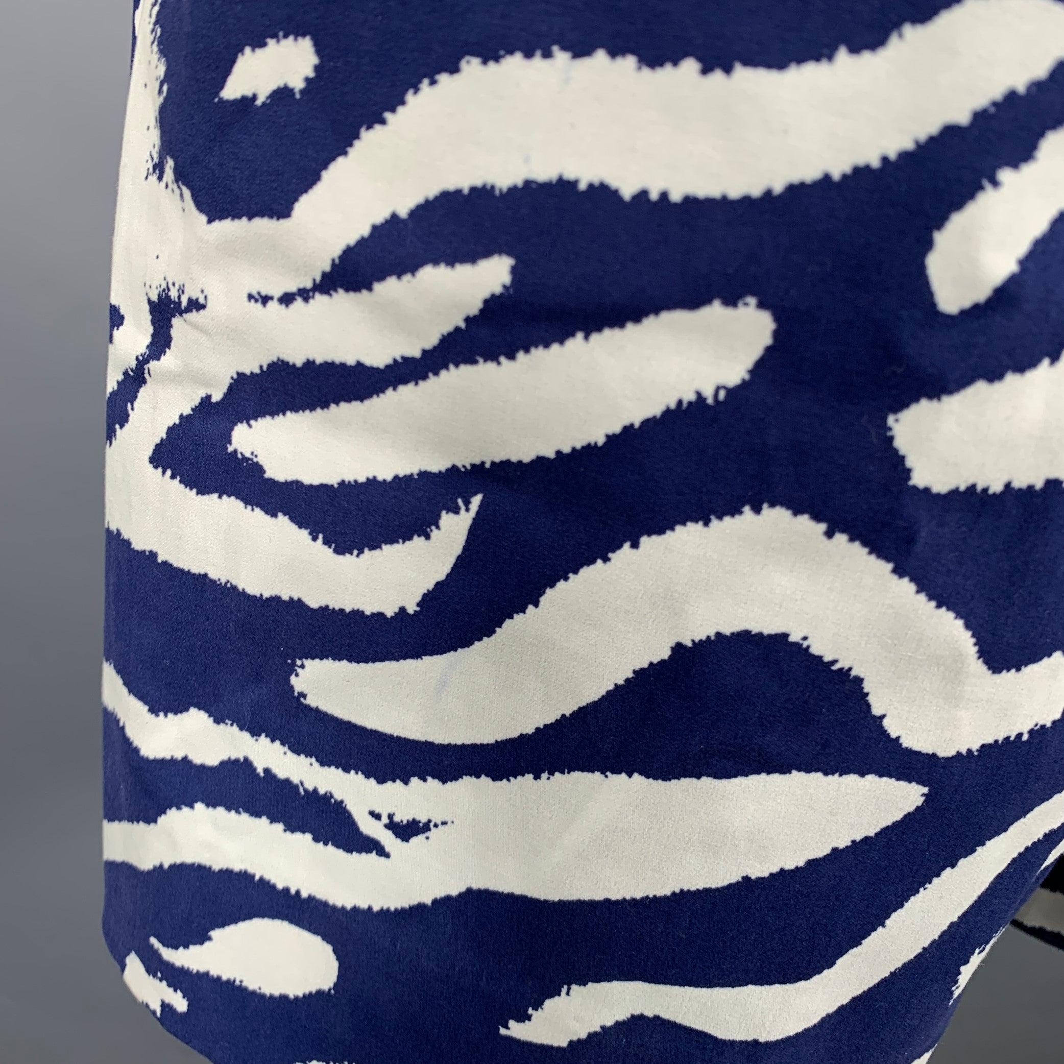 Uomo Prabal Gurung Taglia M Bermuda grafici con linee blu e bianche in vendita