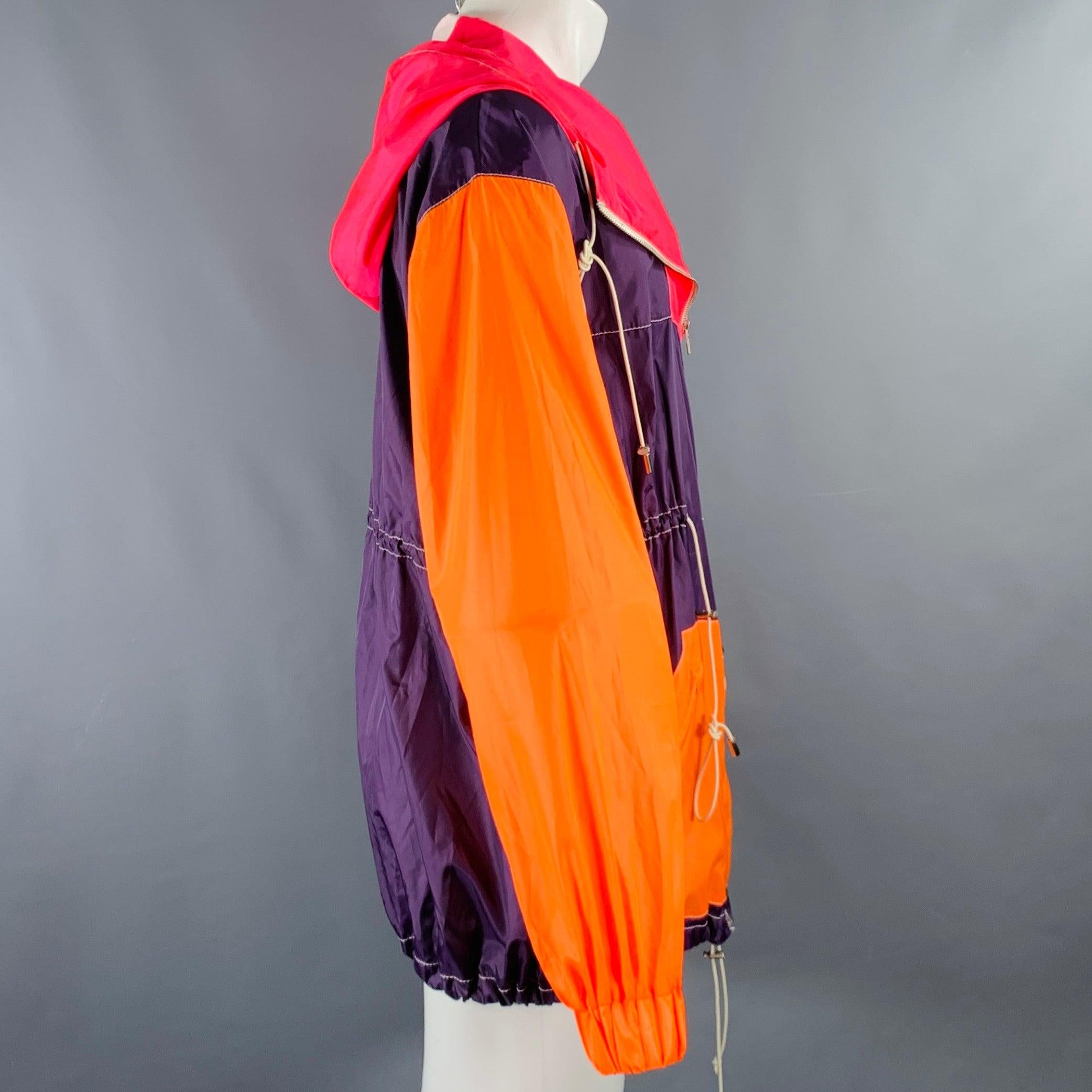 PRABAL GURUNG Jacke
aus lila, orangefarbenem und pinkfarbenem Nylon mit Farbblock-Design, Kapuze und Reißverschluss. Made in USA. sehr guter gebrauchter Zustand. Eine Metallspitze am Kordelzug am Saum fehlt. 

Markiert:   M 

Abmessungen: 
