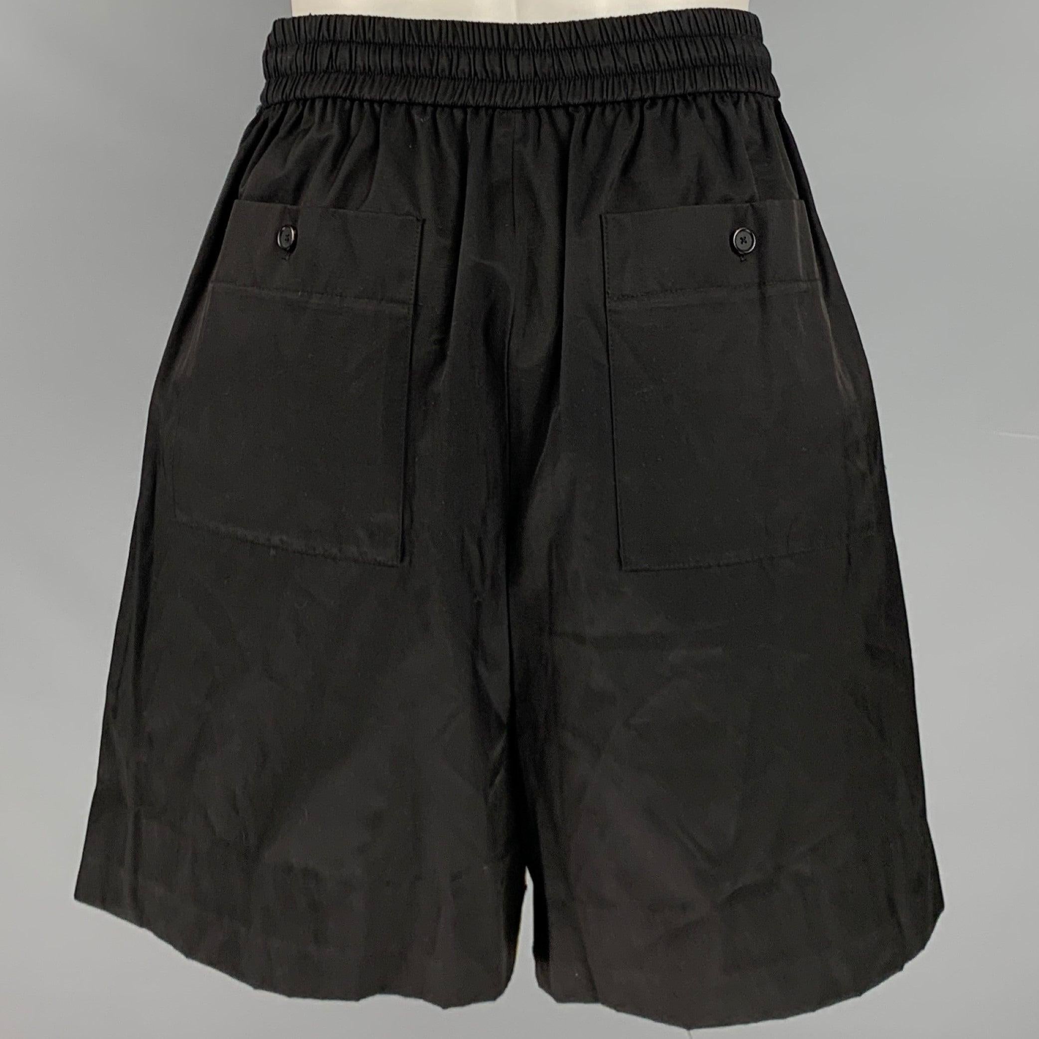 PRABAL GURUNG Shorts
aus gelbem und schwarzem Stoff mit strukturiertem, abstraktem Blumendruck, bequemem, sportlichem Schnitt, vier Taschen und Kordelzugverschluss. Made in New York, sehr guter gebrauchter Zustand. Leichte Gebrauchsspuren.