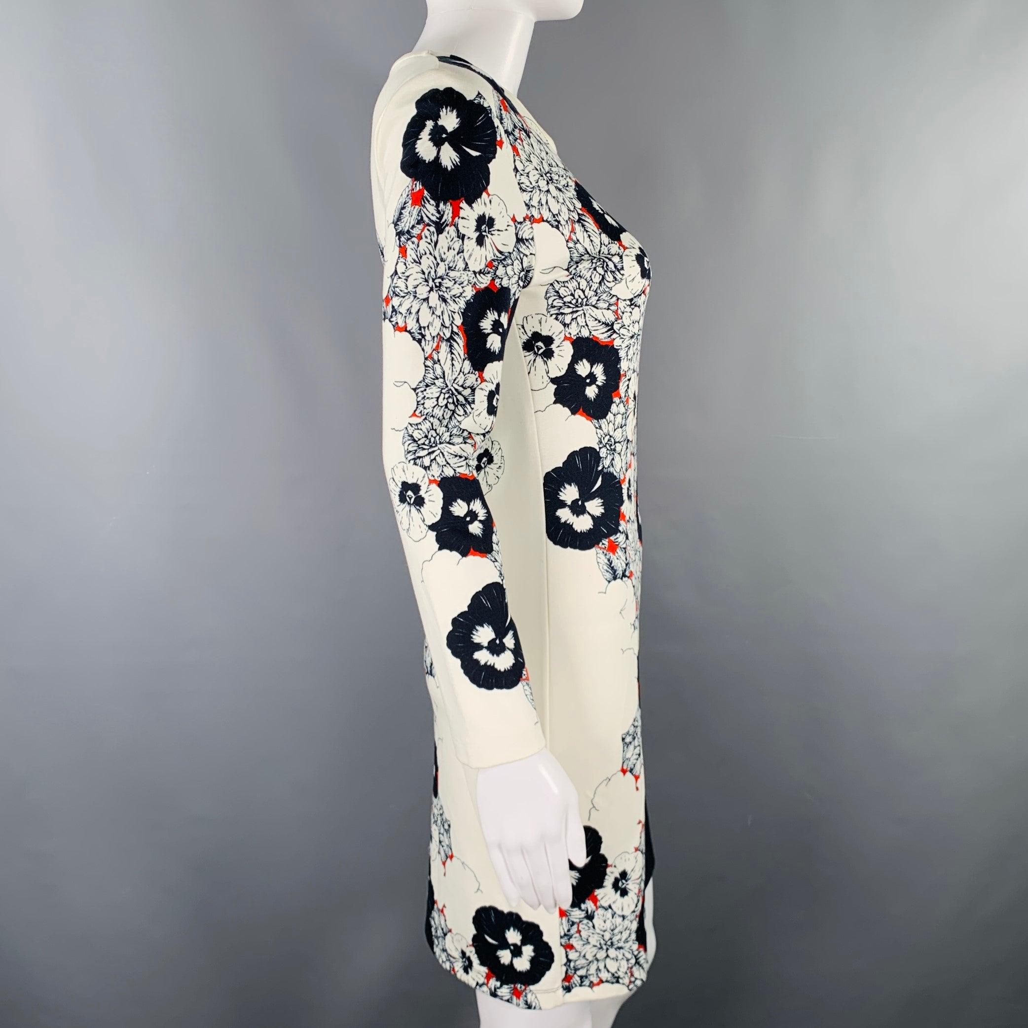 Vestido de cóctel PRABAL GURUNG
en un
Tejido azul marino y crema con estilo de vaina, medio estampado floral y cierre de jersey. Made in Italy. Muy buen estado de conservación. Pequeña marca cerca del escote. 

Marcado:   Tamaño no marcado.