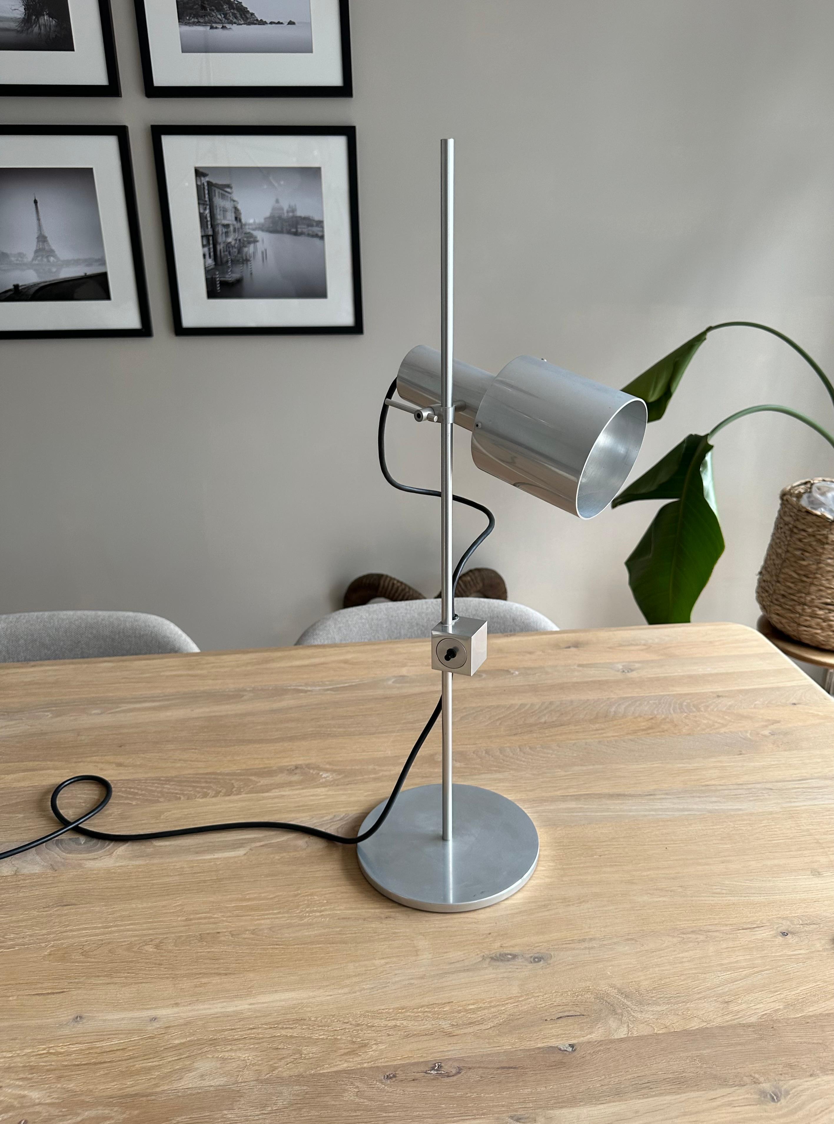 Adjustable and rotational table lamp, an 