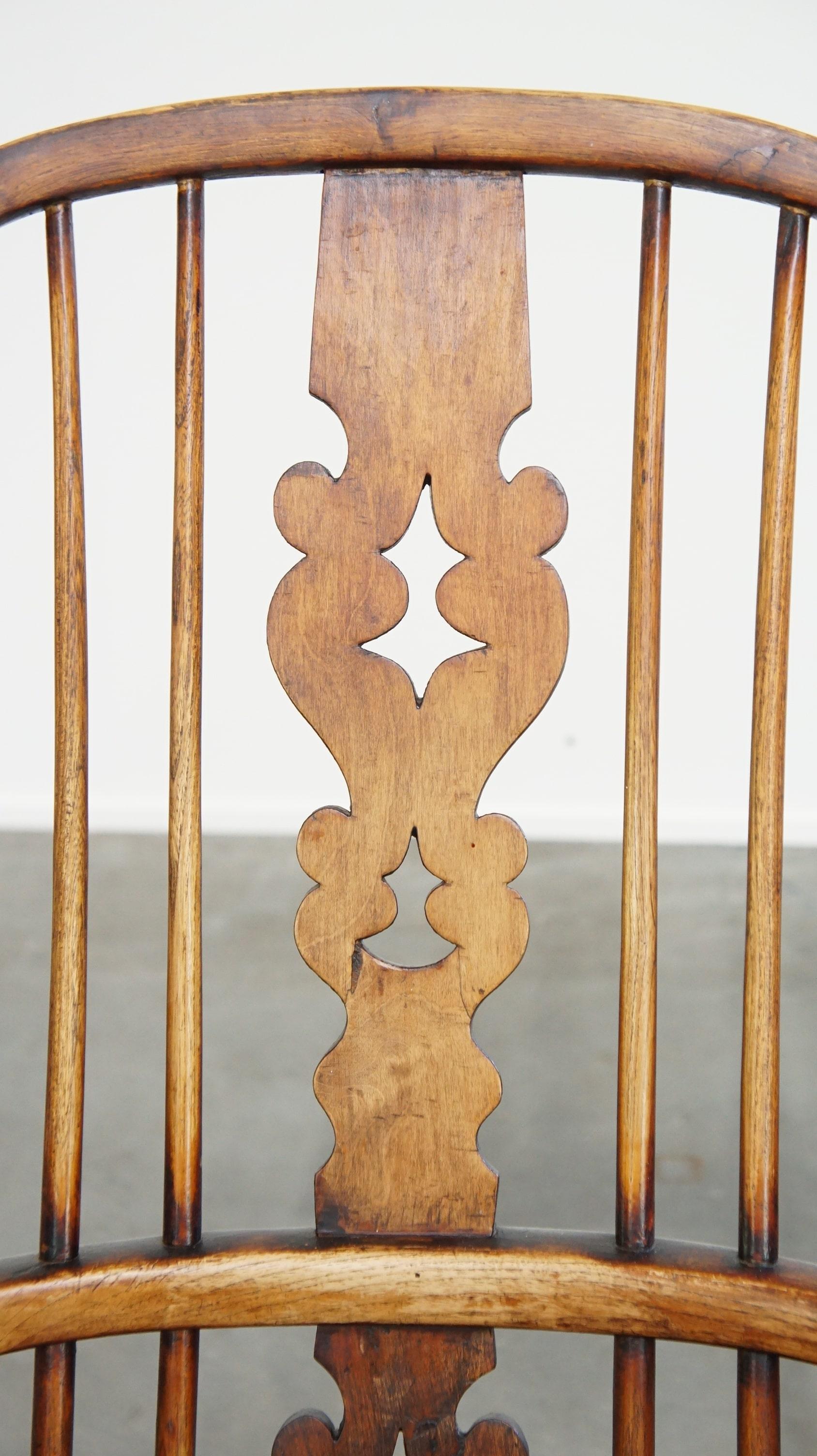Practical antique English highback Windsor dining chair with graceful legs For Sale 4