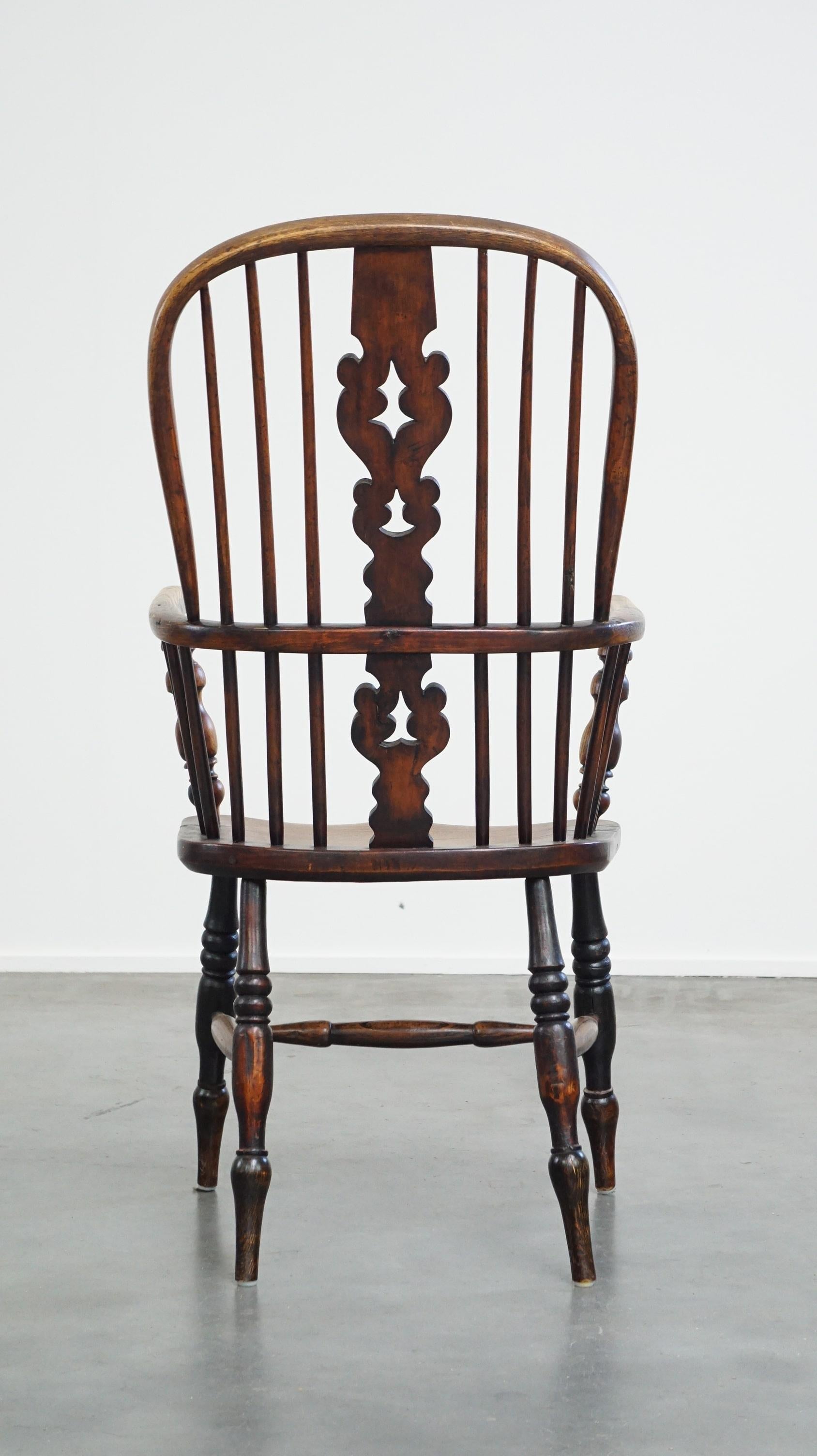 Practical antique English highback Windsor dining chair with graceful legs In Good Condition For Sale In Harderwijk, NL