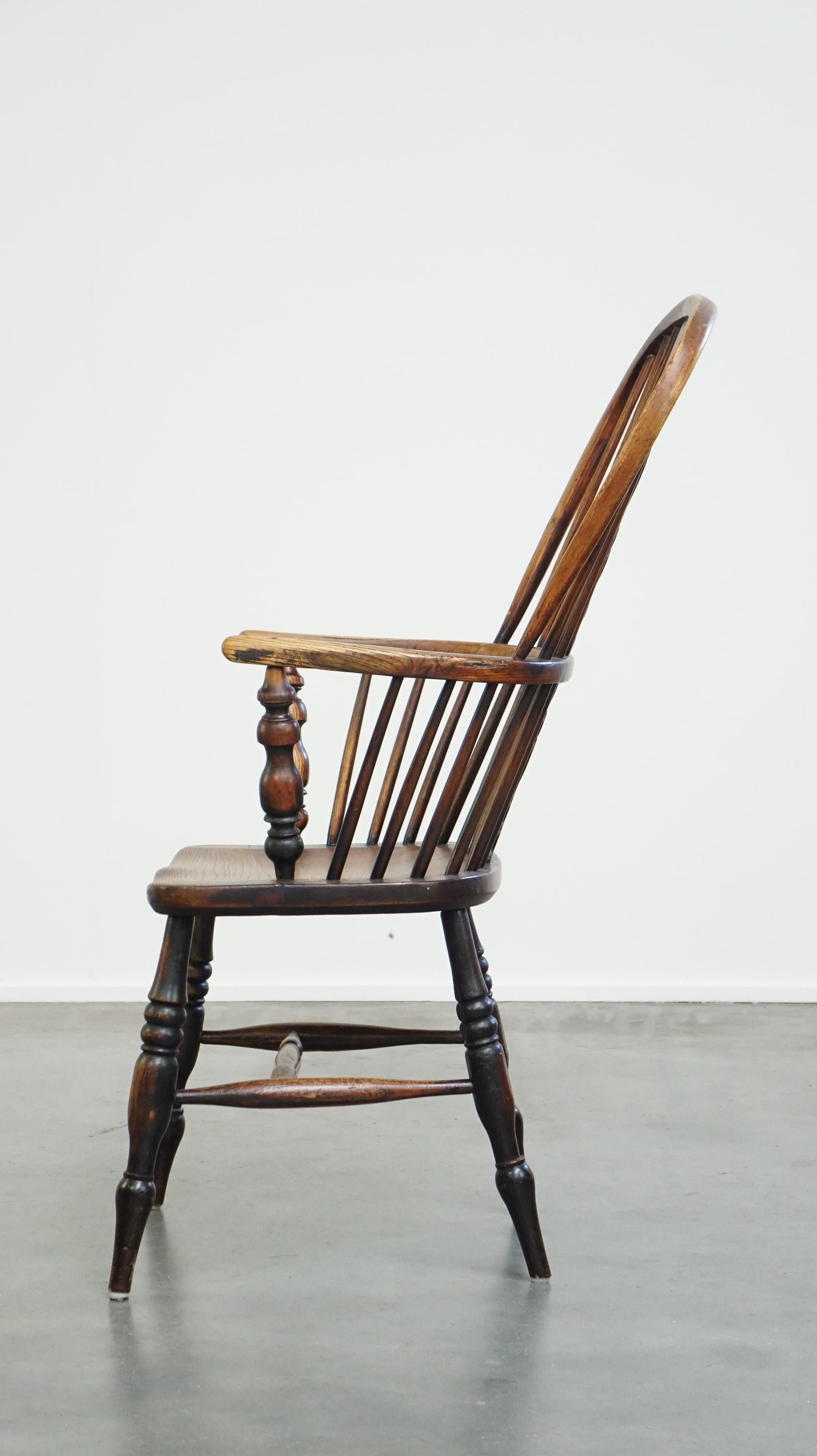 18th Century and Earlier Practical antique English highback Windsor dining chair with graceful legs For Sale