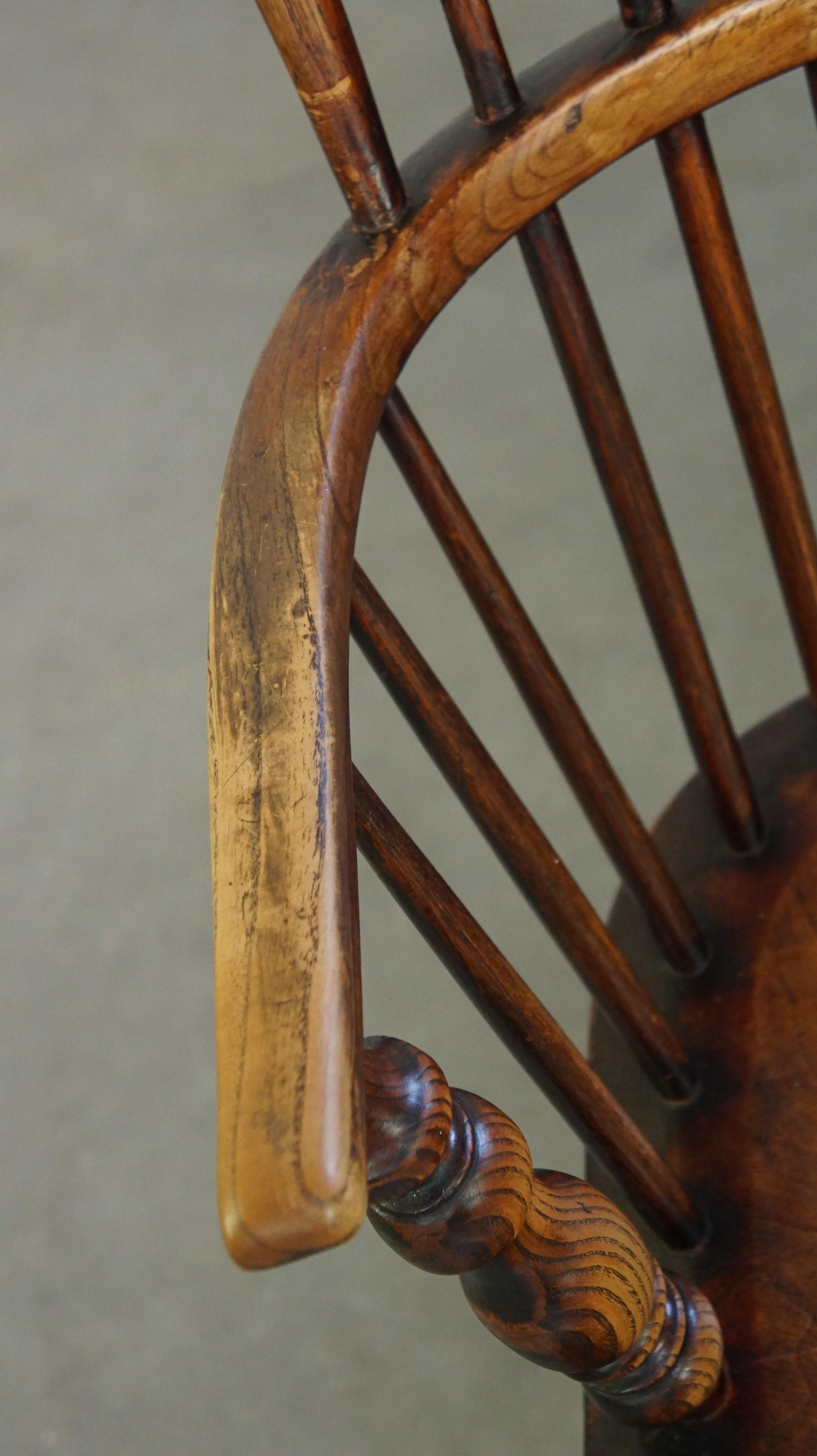 Practical antique English highback Windsor dining chair with graceful legs For Sale 1