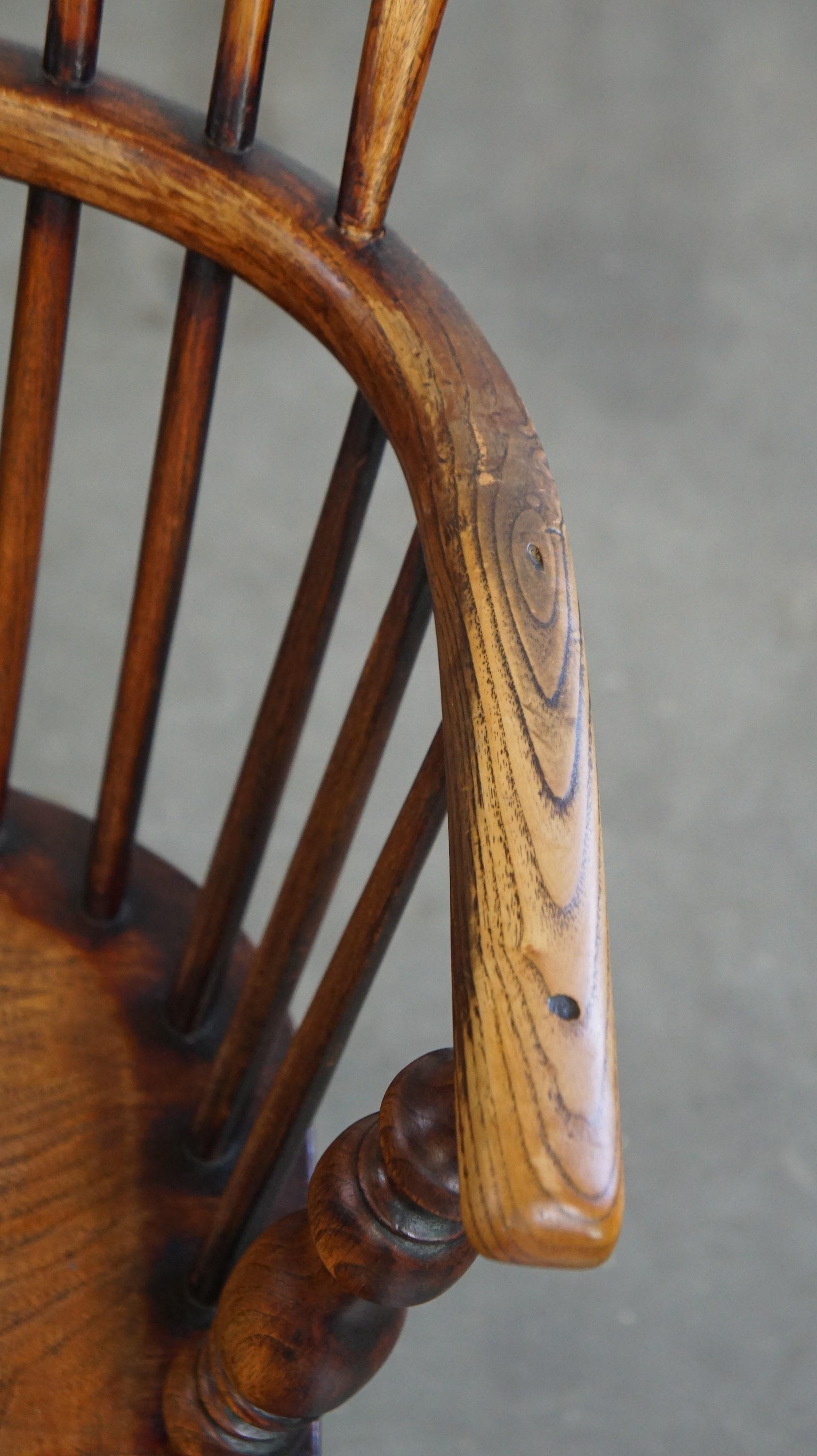 Practical antique English highback Windsor dining chair with graceful legs For Sale 2