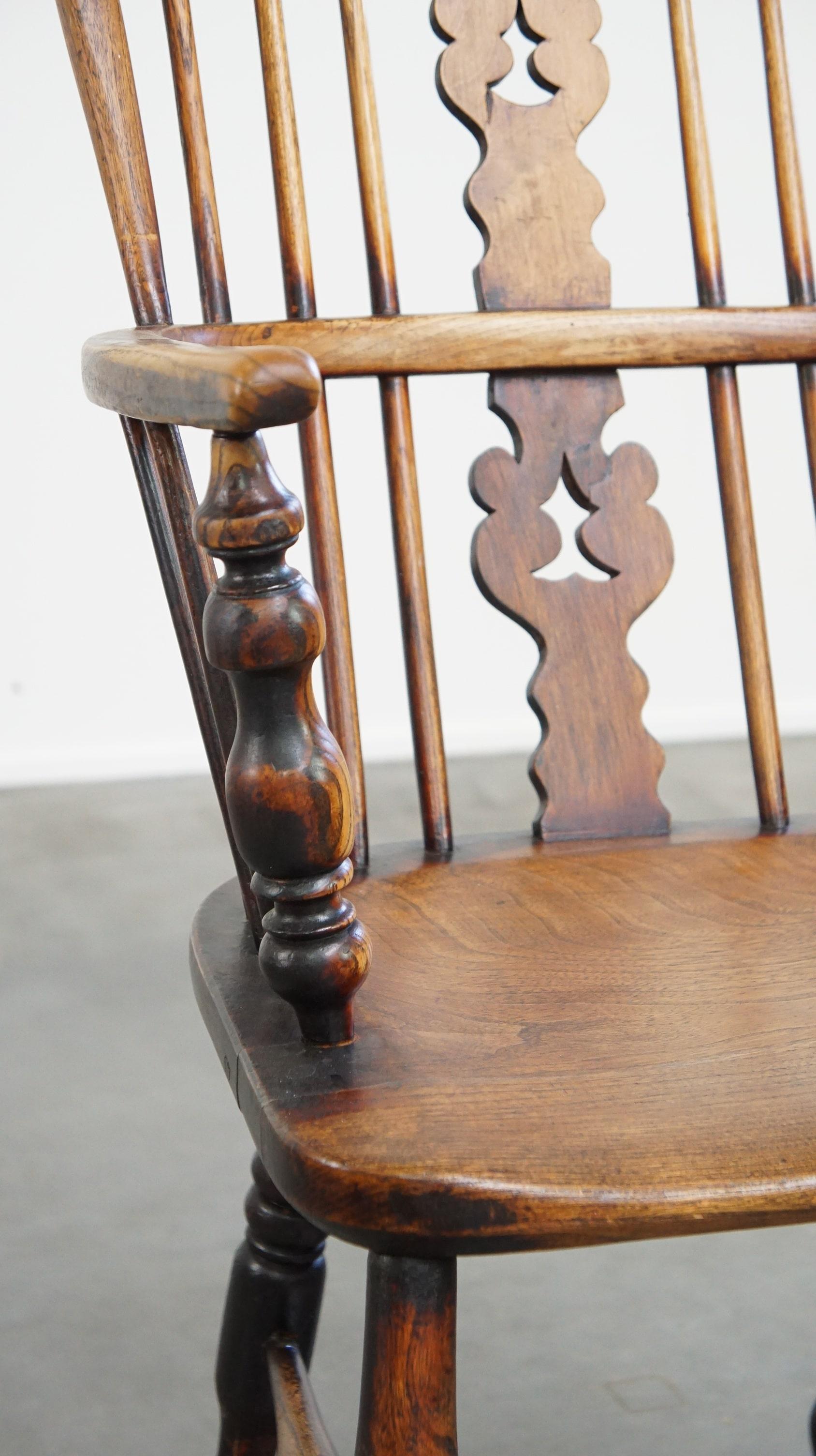 Practical antique English highback Windsor dining chair with graceful legs For Sale 3