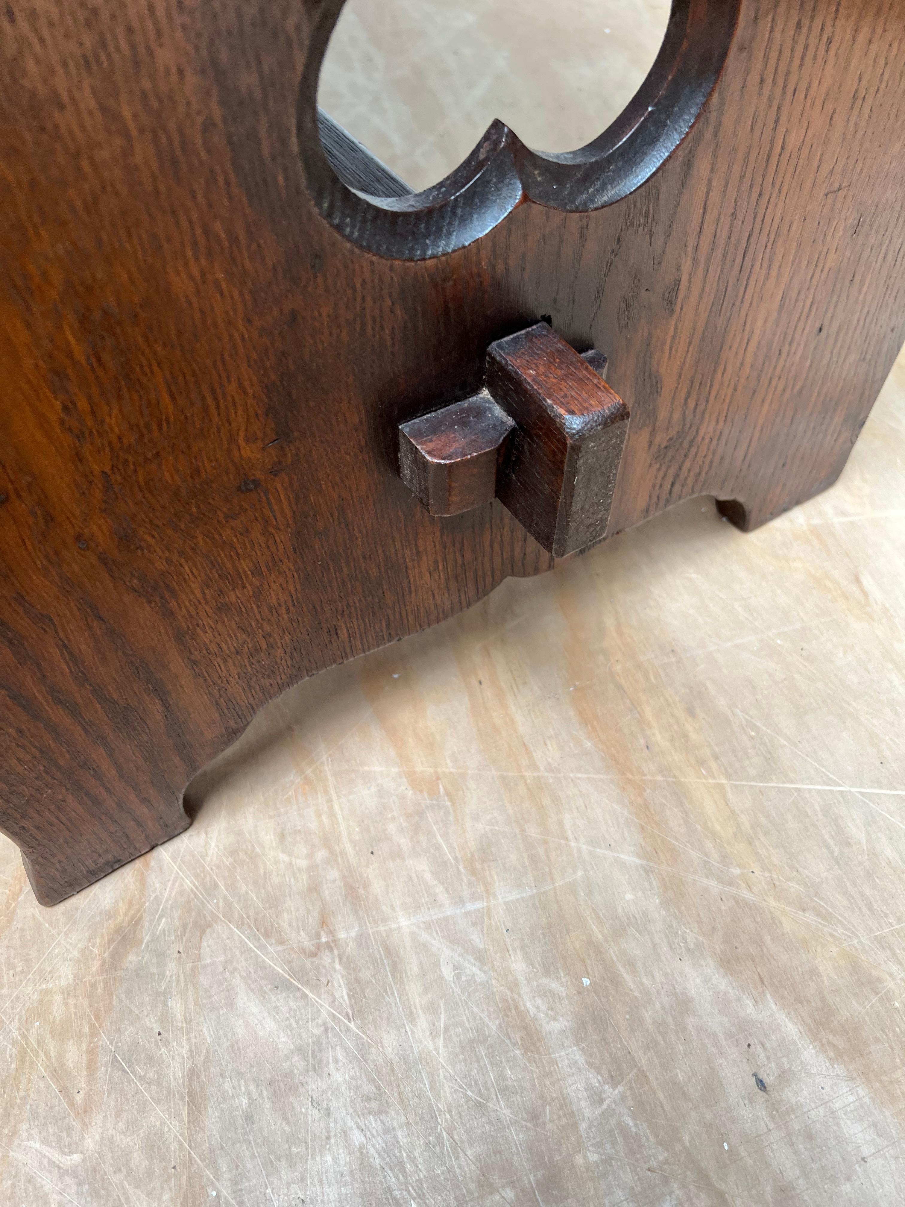 Practical Early 20th Century Gothic Revival Oak Hall Bench with Amazing Patina In Excellent Condition For Sale In Lisse, NL