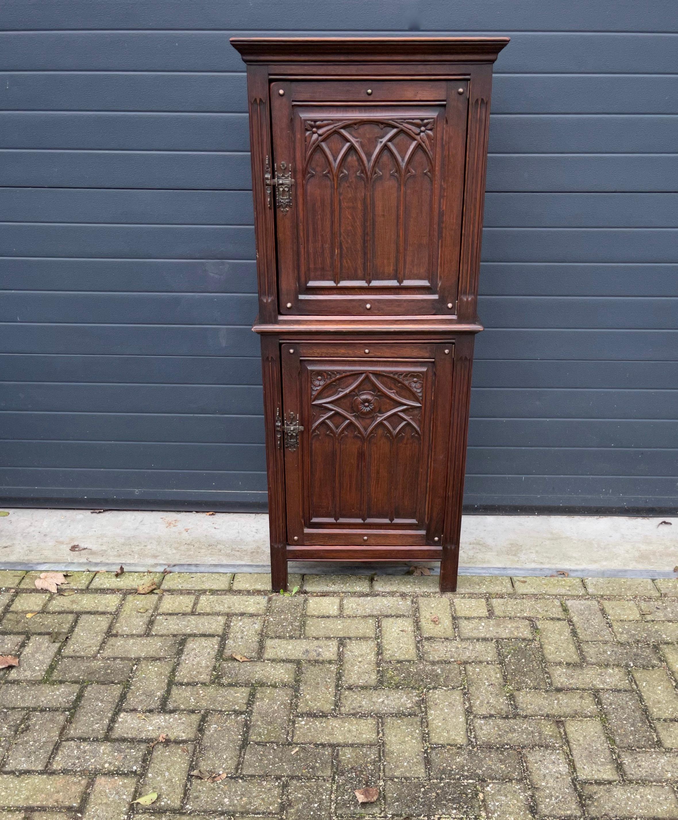 Stunning and practical bookcase or drinks cabinet.

This beautifully designed and all hand carved, tiger oak cabinet from circa 1910 is in amazing condition. It comes with top quality details and you could not wish for a more attractive patina. This