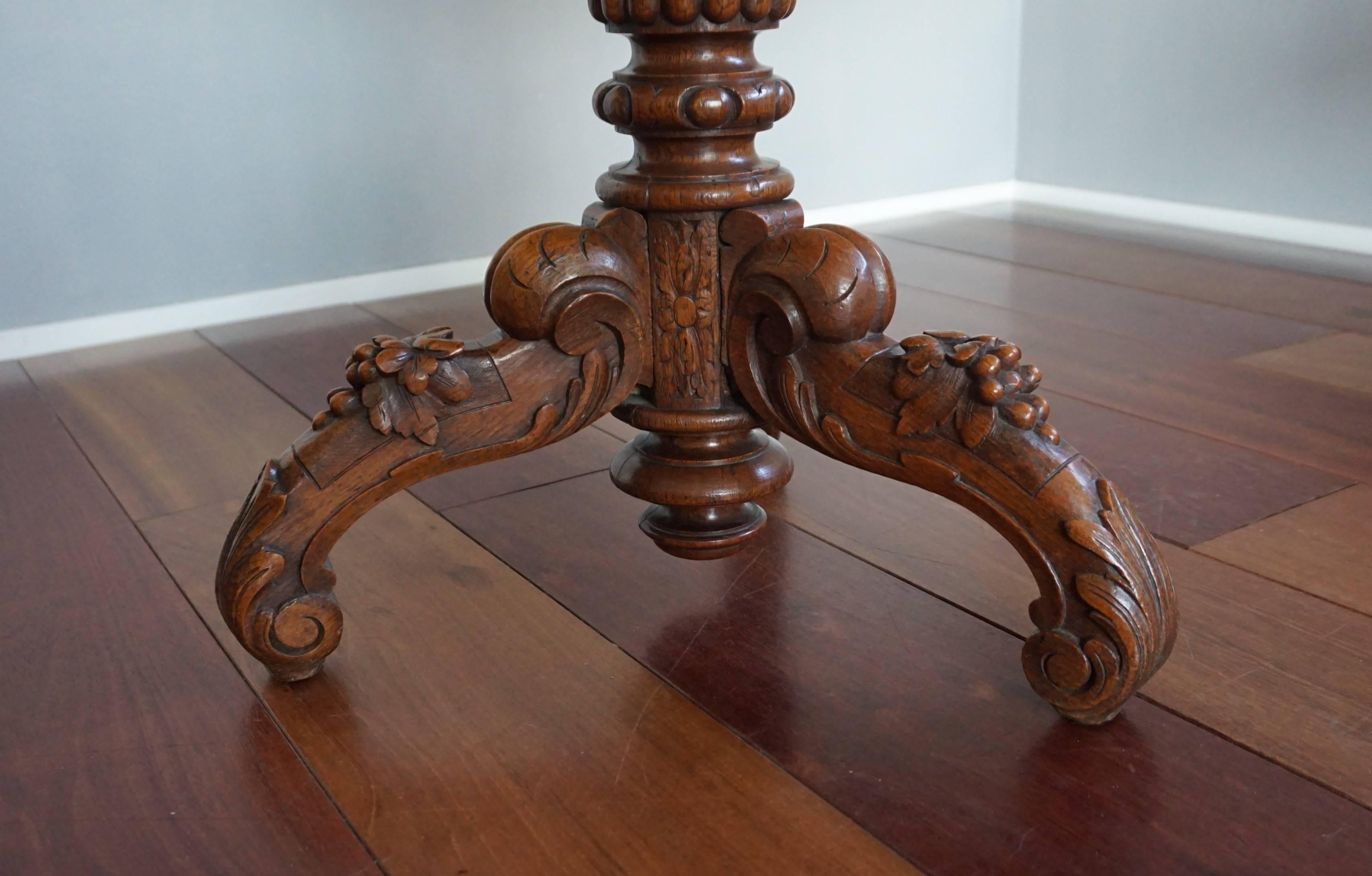 Stunning 19th Century Hand Crafted and Hand Carved, Solid Oak Tilt-Top Table In Good Condition For Sale In Lisse, NL