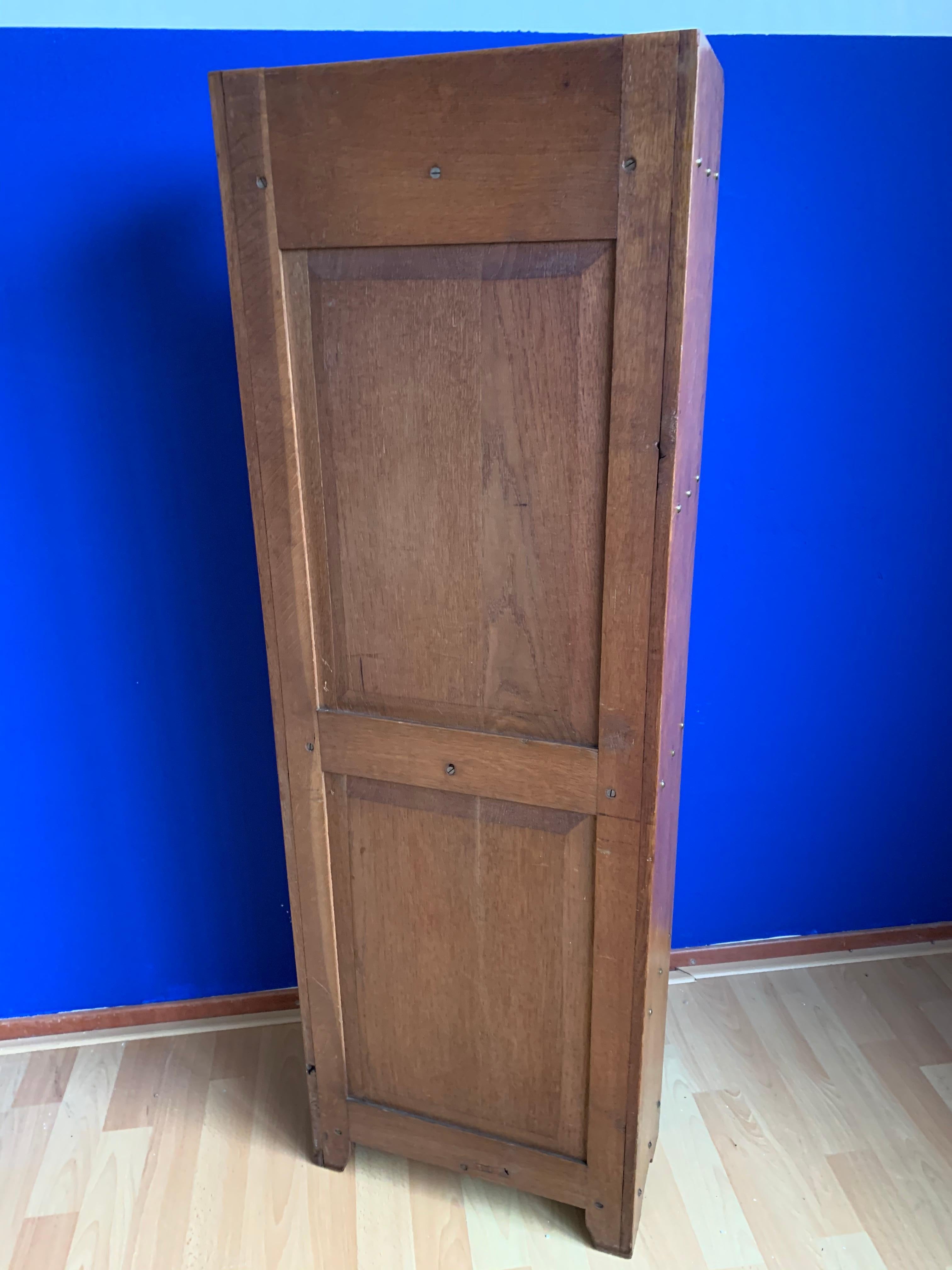 Practical Size Solid Oak Arts and Crafts Antique Bookcase with Beveled Glass For Sale 10