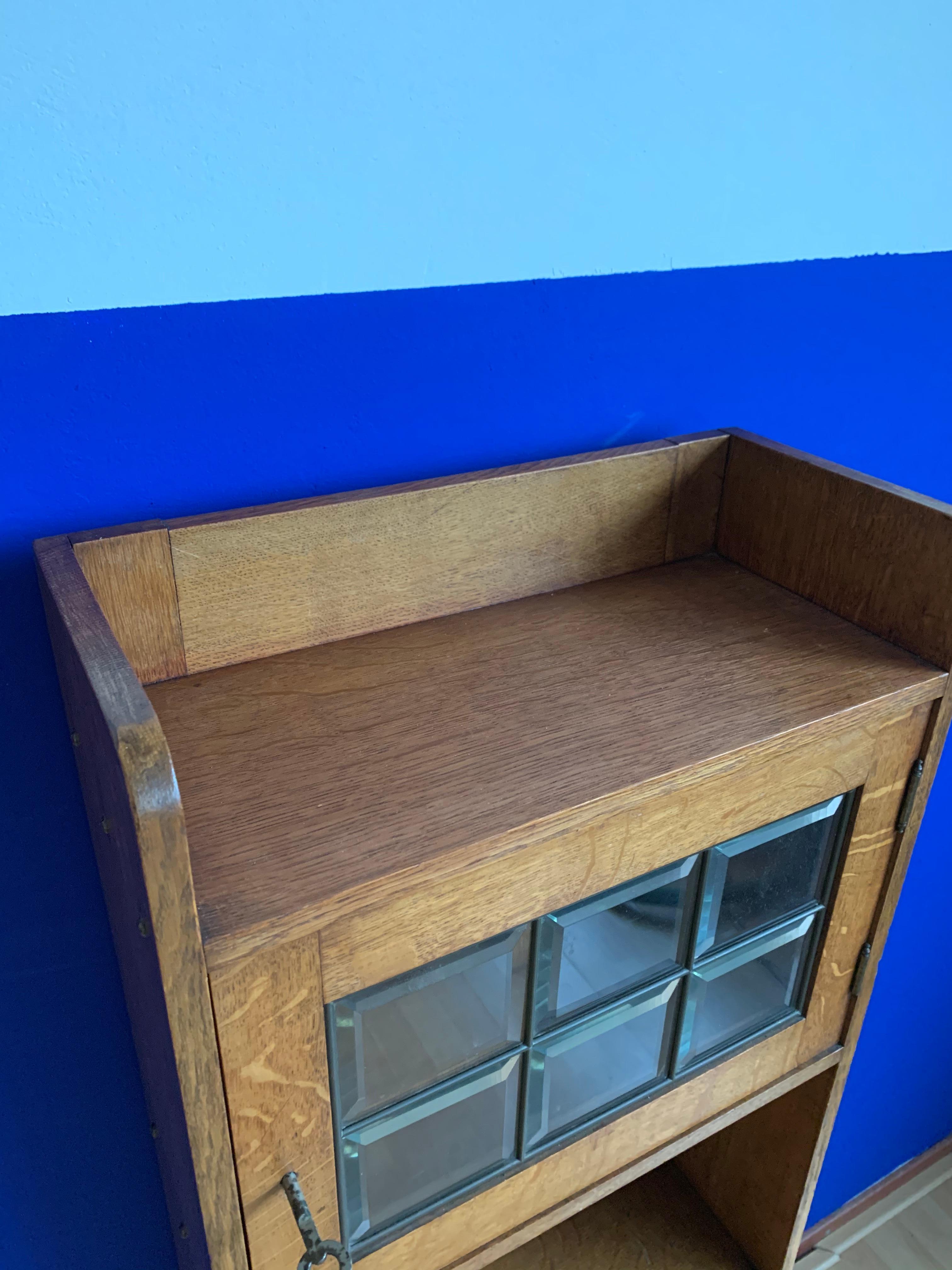 Libreria antica di dimensioni pratiche in Oak massiccio con vetro smussato In condizioni ottime in vendita a Lisse, NL
