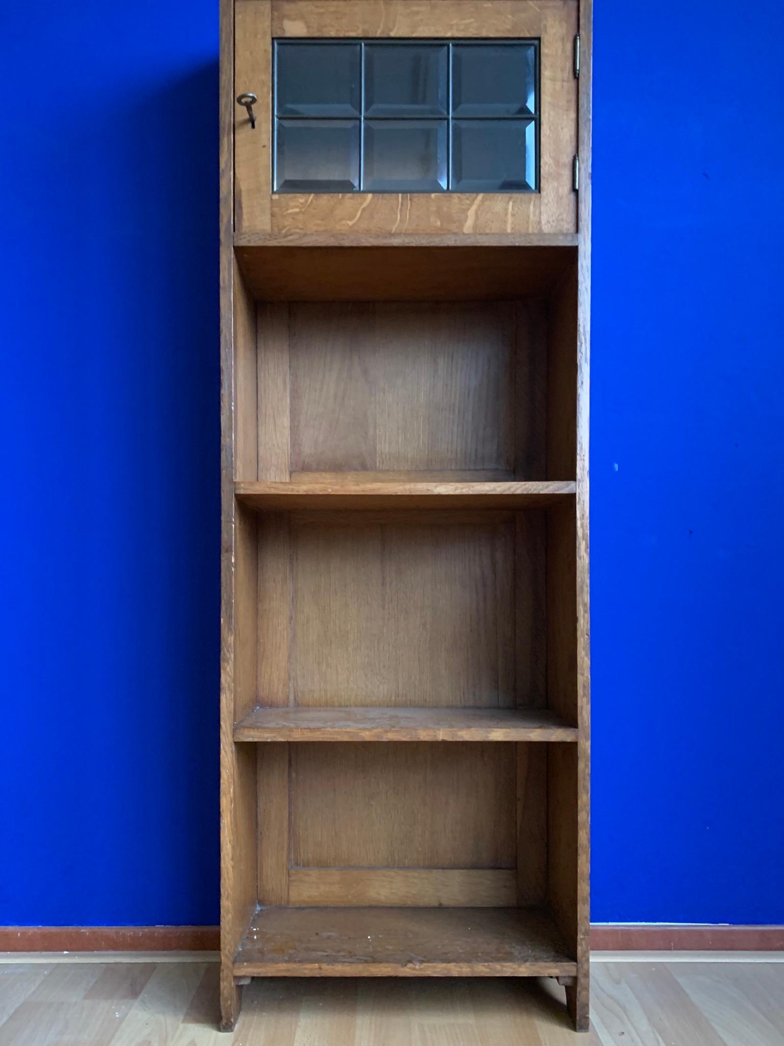 Practical Size Solid Oak Arts and Crafts Antique Bookcase with Beveled Glass In Excellent Condition For Sale In Lisse, NL