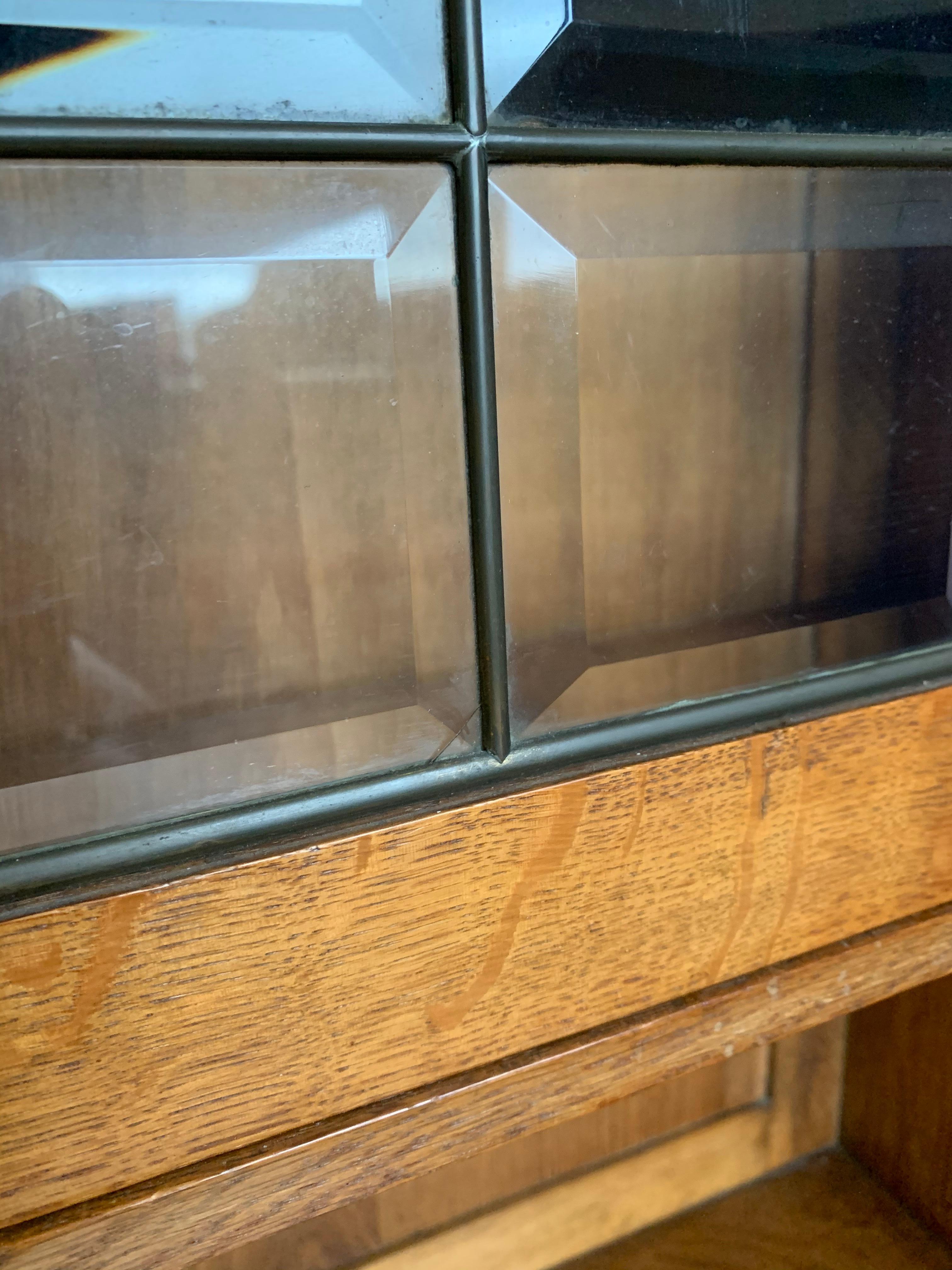 Antikes Bücherregal aus massiver Eiche im Arts and Crafts-Stil mit abgeschrägtem Glas in praktischer Größe im Angebot 2
